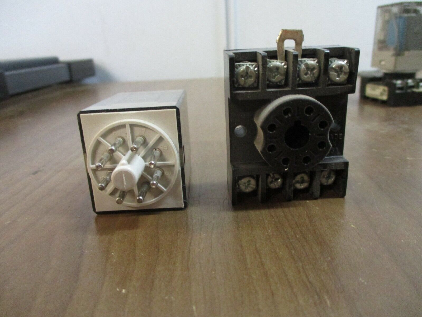 Allen-Bradley Relay 700-HA32Z24 Ser. D 24VDC w/ Base *Lot of 2* Used