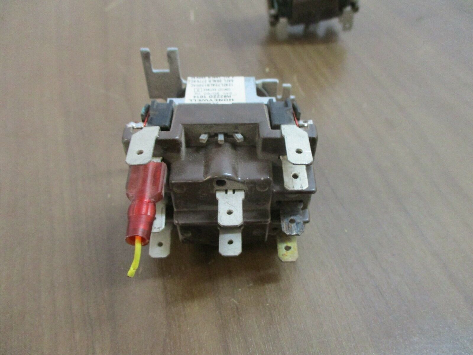 Honeywell Relay R8222D 1014 24V 50/60Hz *Lot of 2* Used
