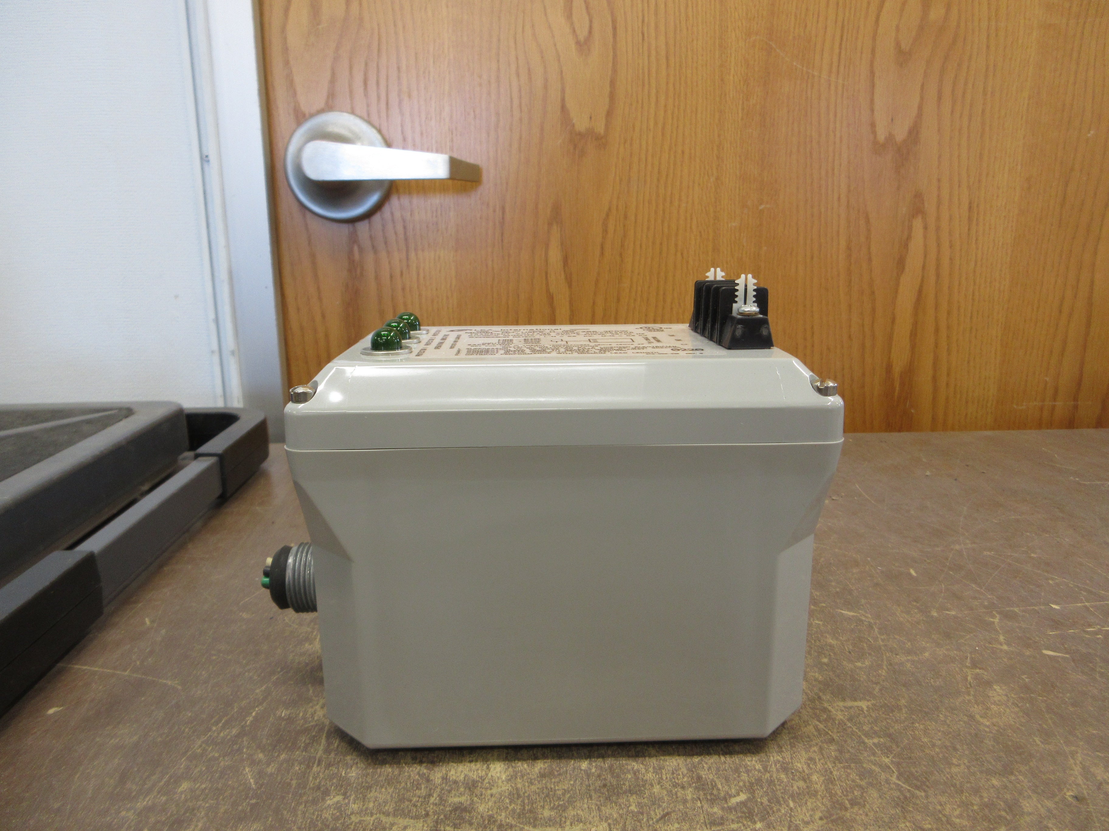 LEA International Surge Suppressor USPS-H-120/208-3P5W 120/208V 3Ph 50/60Hz Used