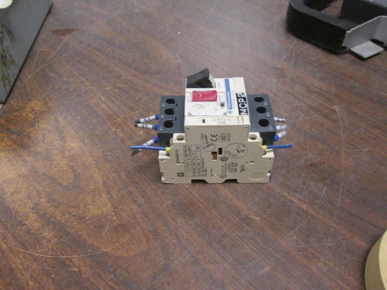 Telemecanique Manual Motor Starter GV2ME08 Trip: 2.5-4A 600V Max, w/ Aux Contact