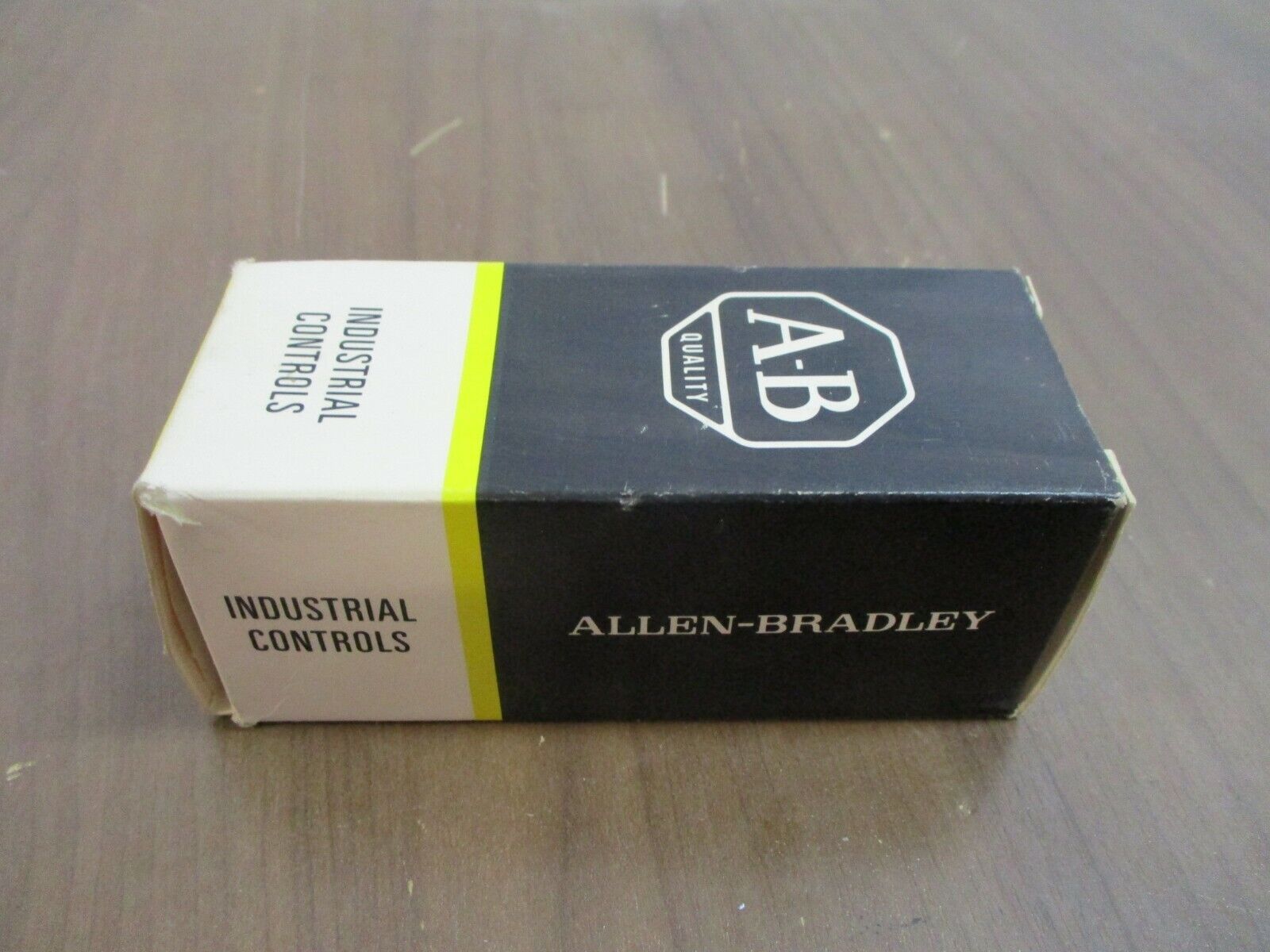 Allen-Bradley Oiltight Pilot Light 800MR-P16 Ser. D 120V 50/60 Hz New Surplus