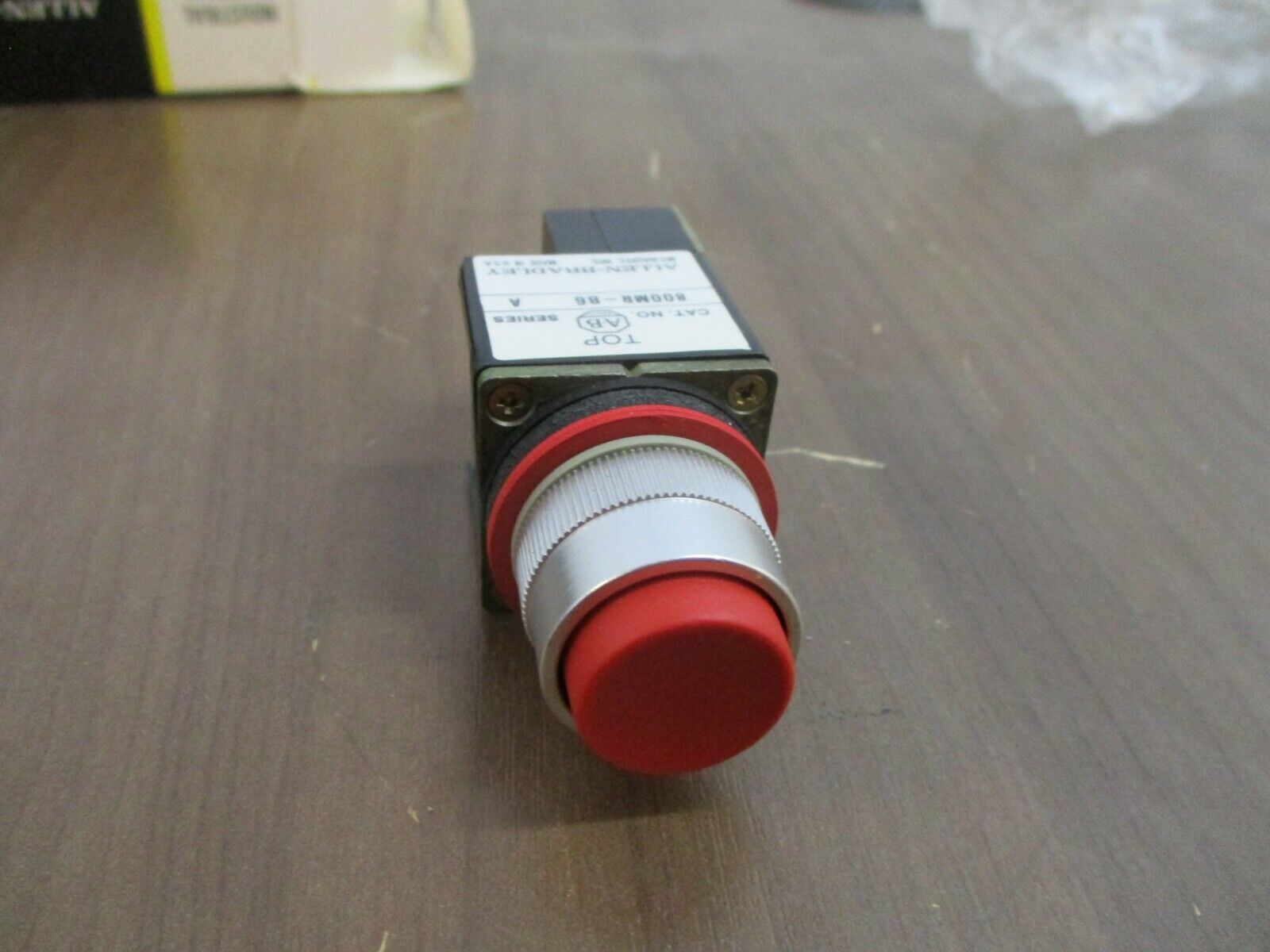 Allen-Bradley Oiltight Pilot Light 800MR-P16 Ser. D 120V 50/60 Hz New Surplus