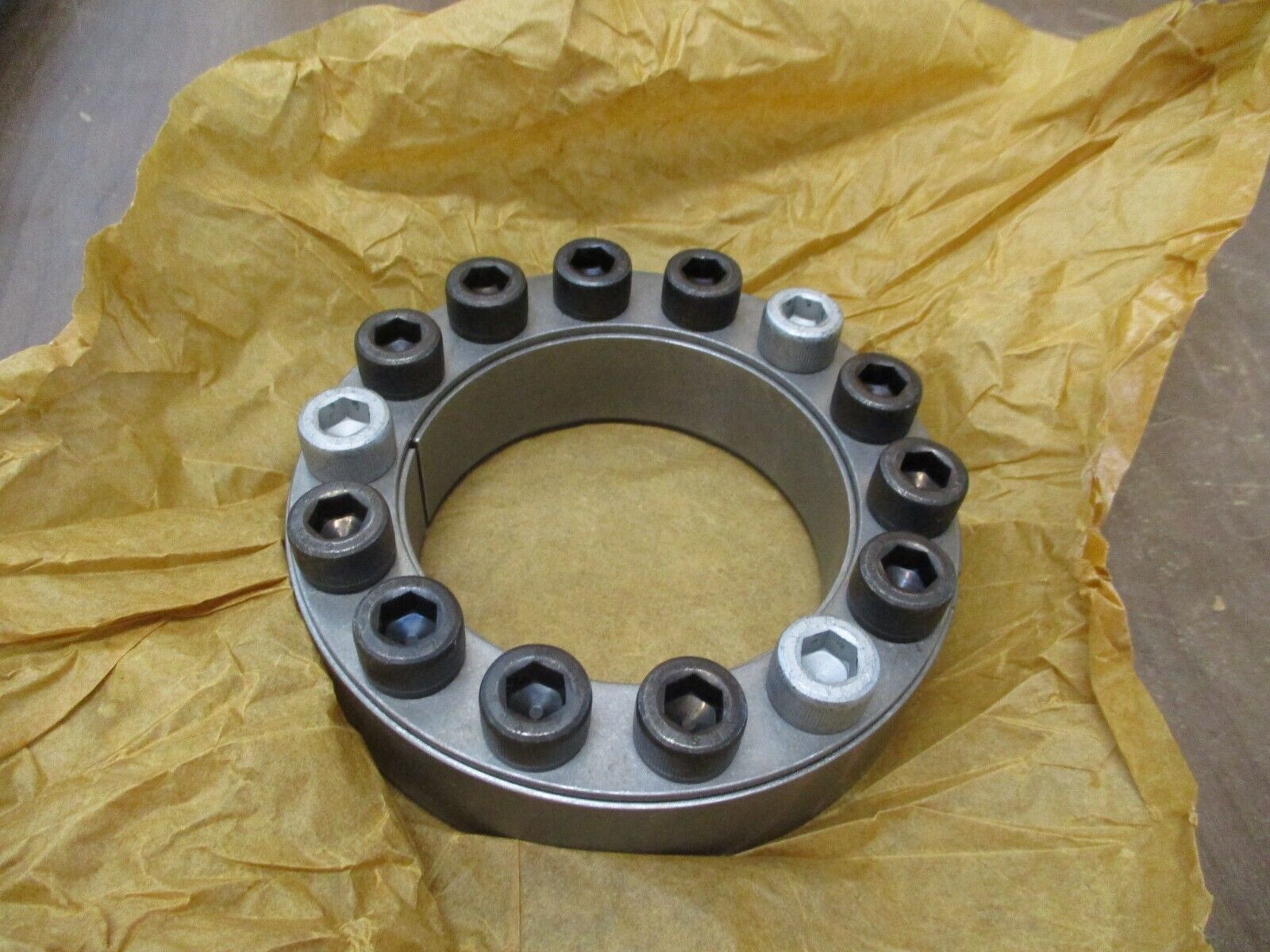 Fenner Drives Series B400 B-Loc Keyless Bushing B402302 Size: 3 1/8" New Surplus