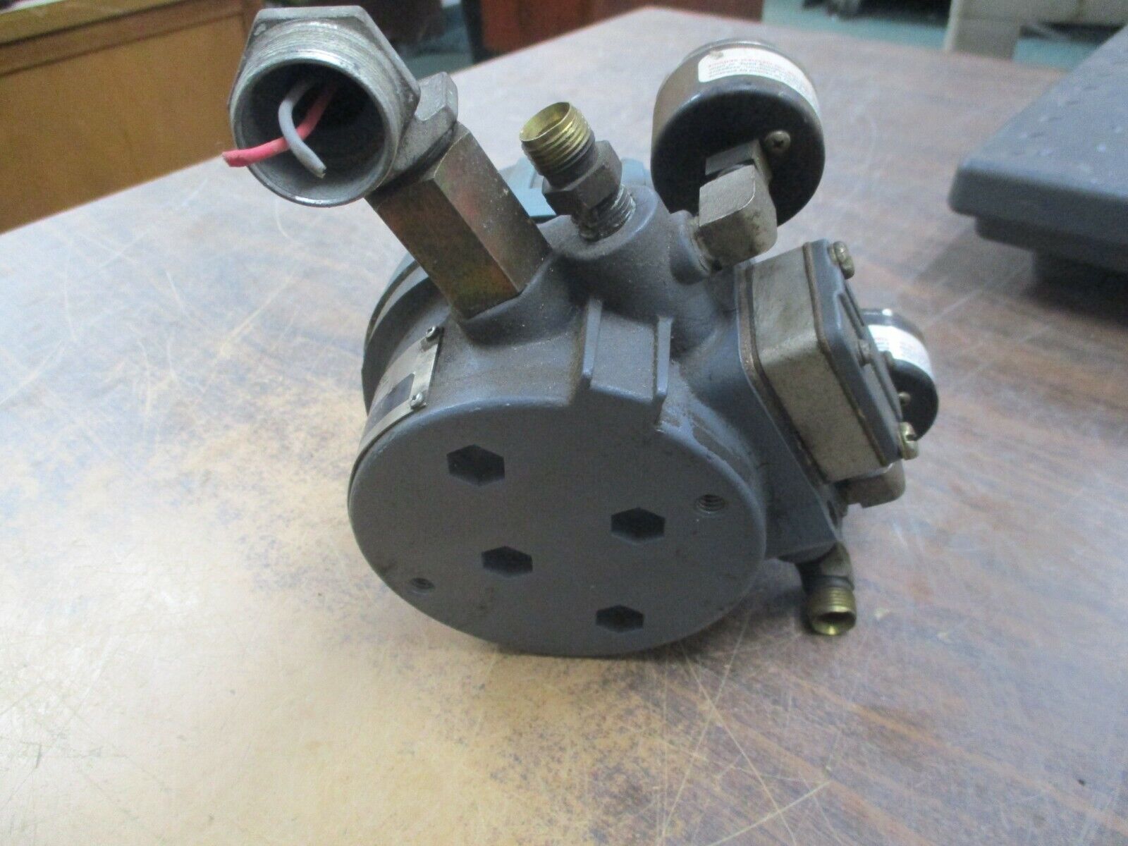 Foxboro Current to Air Converter E69F-TI3-S Input: 4-20mA Output: 3-27PSI Used