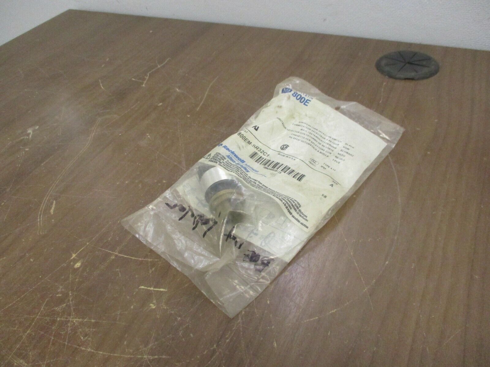 Allen-Bradley Spring Return Selector Switch 800EM-SR32C1 Ser A Black New Surplus