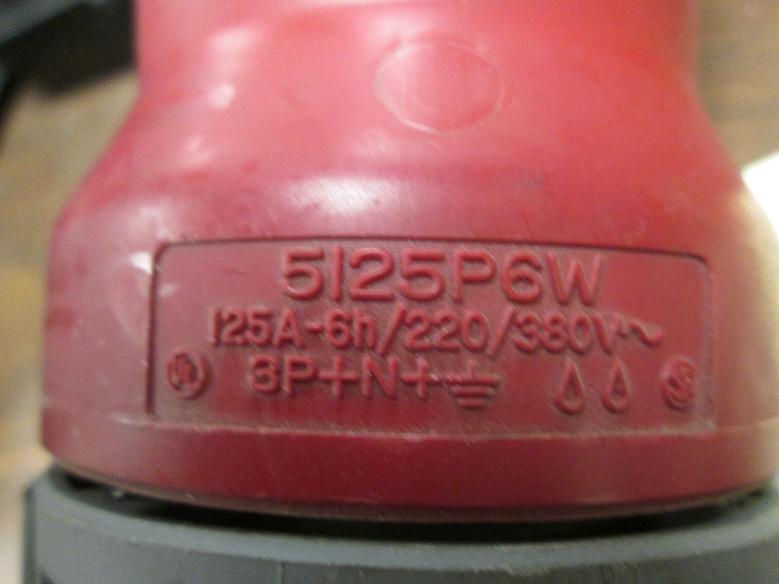 Hubbell Plug 5125P6W 125A 220/380VAC 3P 5W Watertight *Missing Clamp* Used