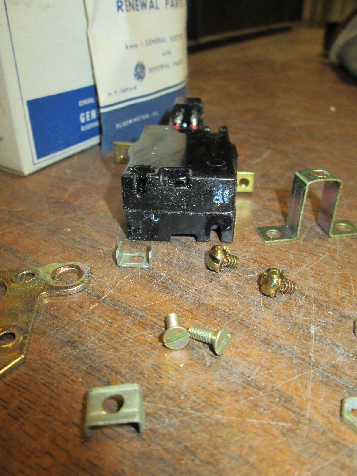 GE Heavy-Duty Oiltight Illuminated Pushbutton CR2940UX212A2 Lot of 2 New Surplus