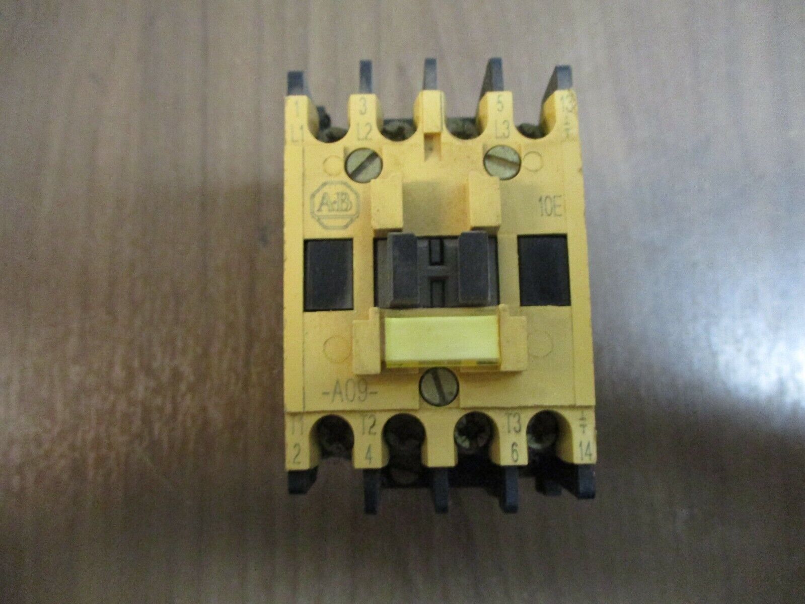 Allen-Bradley Contactor 100-A09NJ3 Ser. B 24V Coil 9A 600V Used