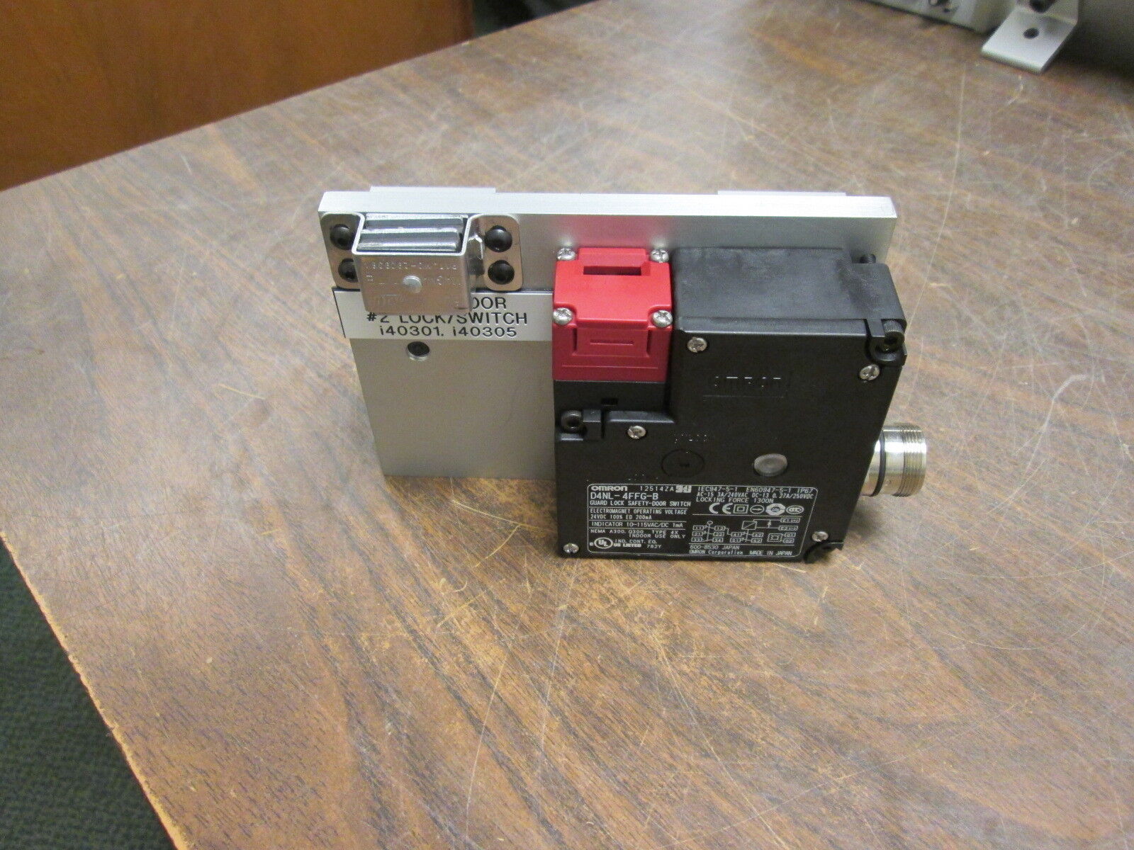 Omron Guard Lock Safety-Door Switch D4NL-4FFG-B 3A@240VAC 0.27A@250VDC Used