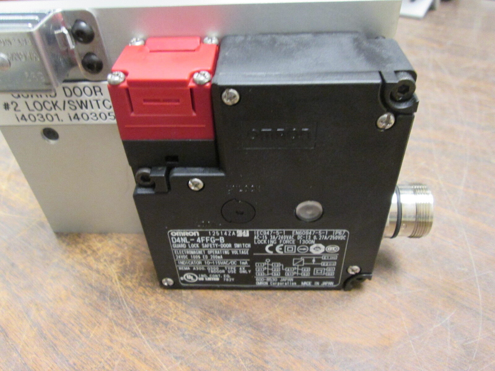 Omron Guard Lock Safety-Door Switch D4NL-4FFG-B 3A@240VAC 0.27A@250VDC Used