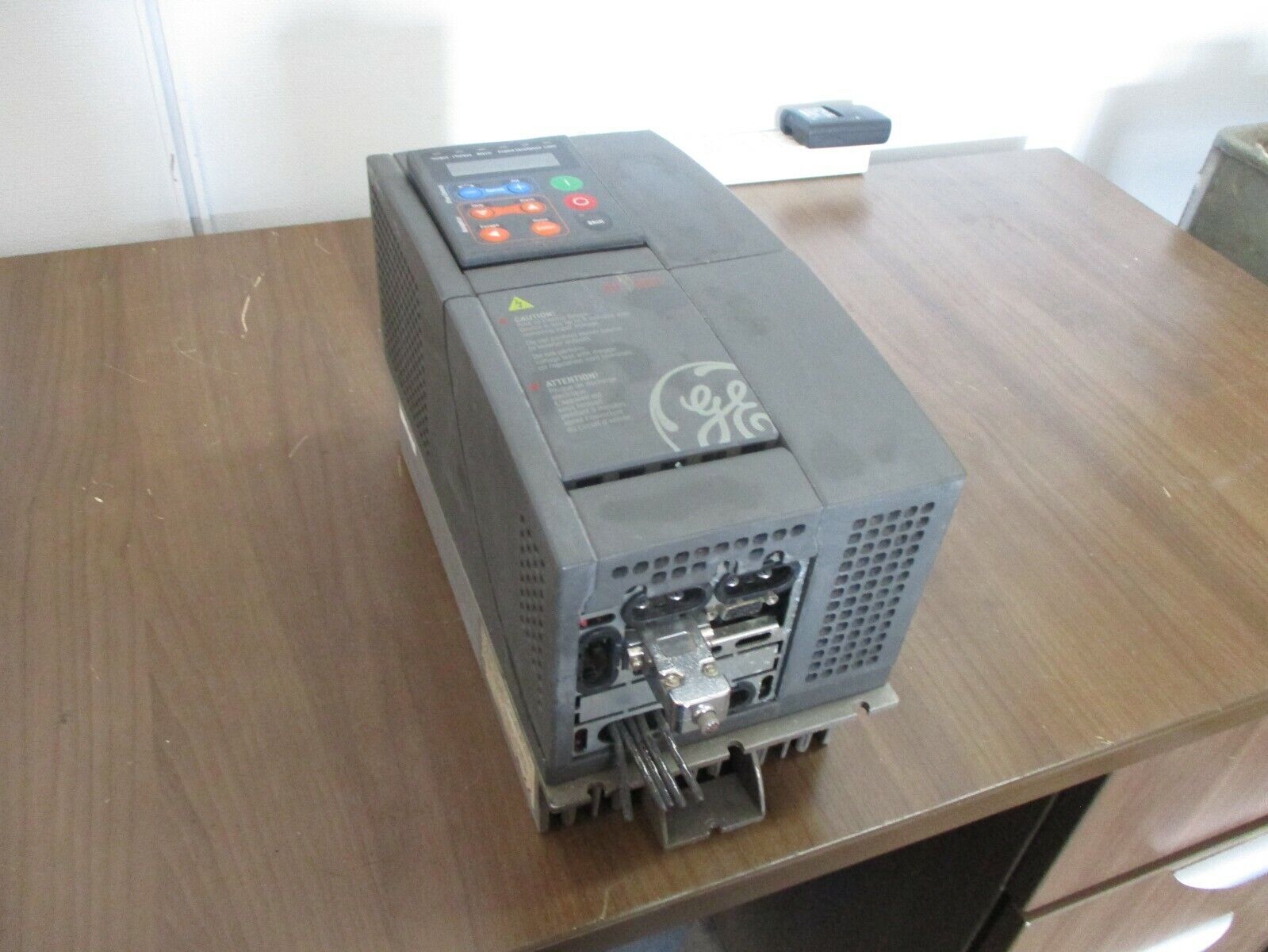 GE AV-300I AC Drive 6KAVI43005Y1B1 5HP 3Ph Input: 400-480 VAC w/ Keypad Used