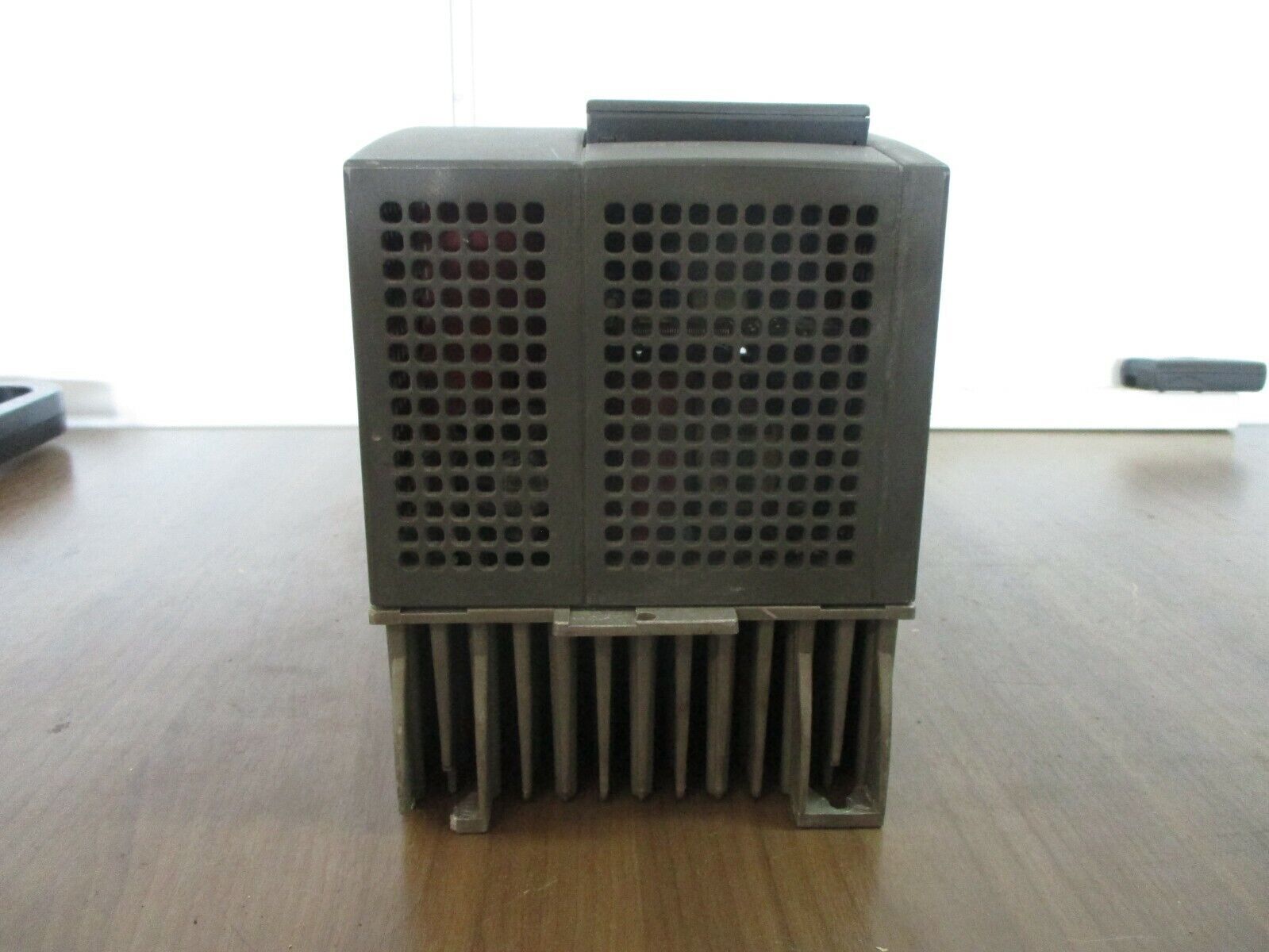 GE AV-300I AC Drive 6KAVI43005Y1B1 5HP 3Ph Input: 400-480 VAC w/ Keypad Used