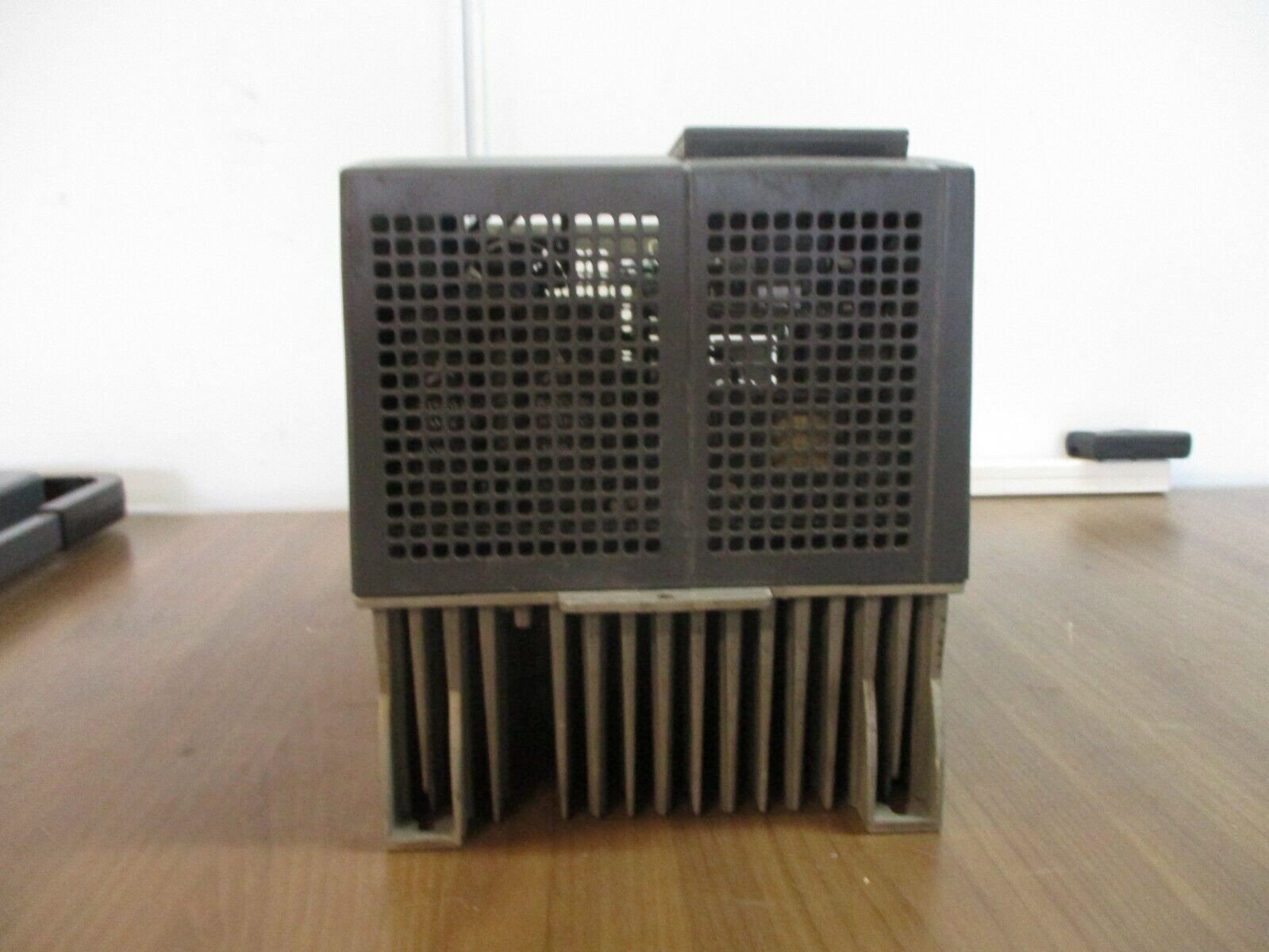 GE AC-300i AC Drive 6KAVI43015Y1B2 15HP 3Ph w/ Keypad *No Terminal Cover* Used