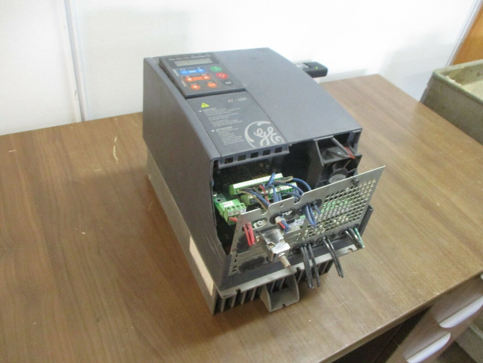 GE AC-300i AC Drive 6KAVI43015Y1B2 15HP 3Ph w/ Keypad *No Terminal Cover* Used