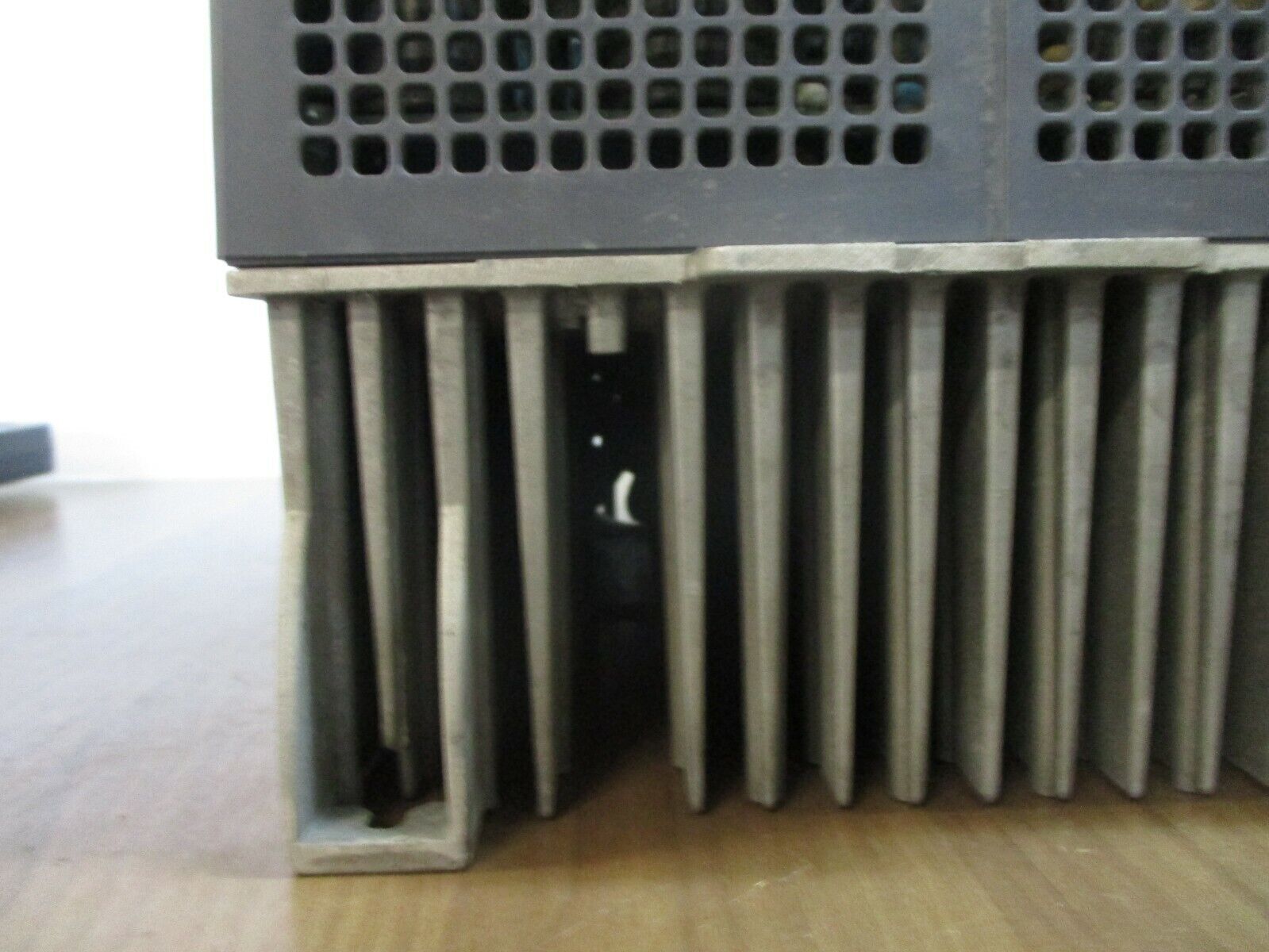 GE AC-300i AC Drive 6KAVI43015Y1B2 15HP 3Ph w/ Keypad *No Terminal Cover* Used