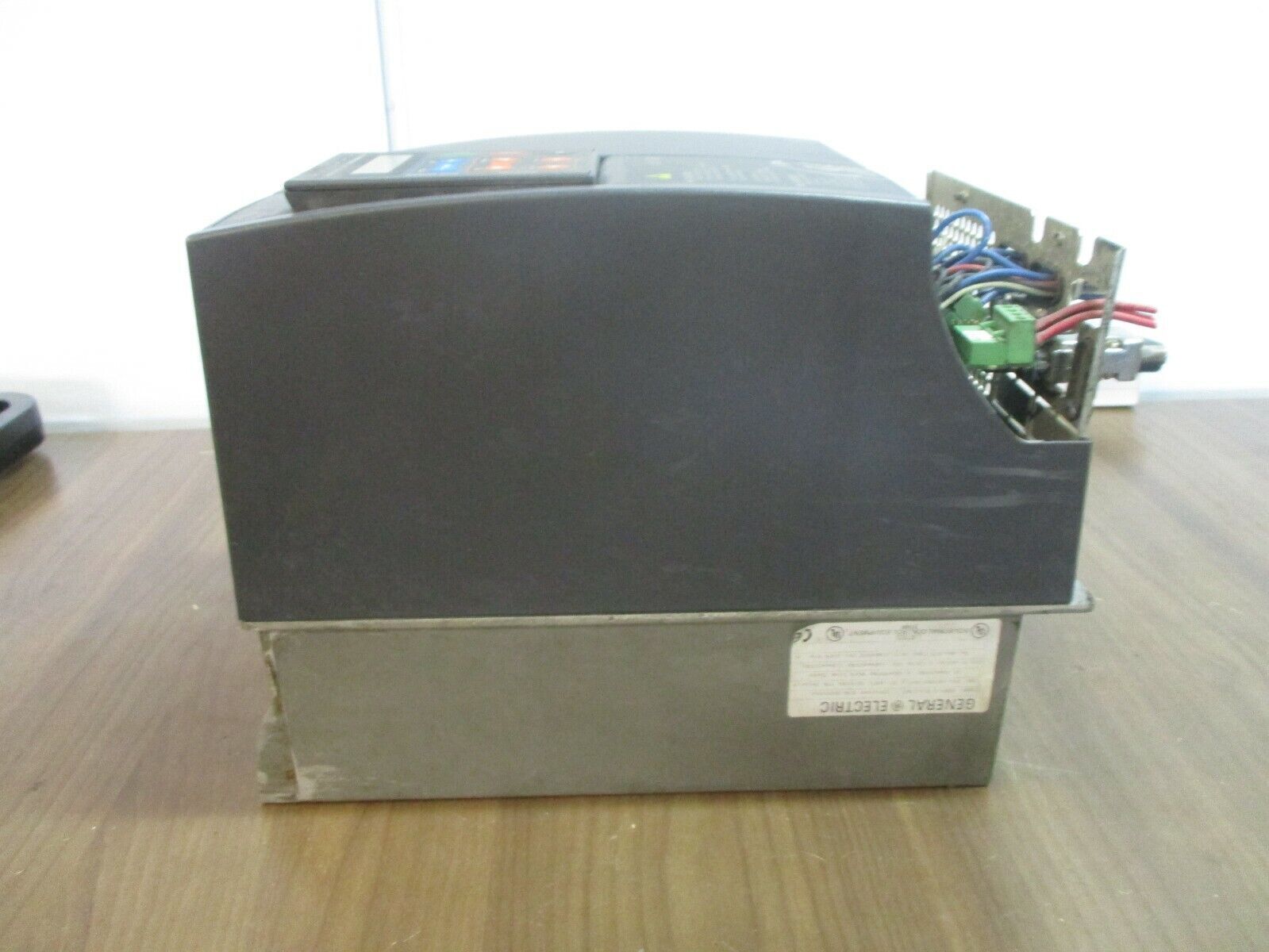 GE AC-300i AC Drive 6KAVI43015Y1B2 15HP 3Ph w/ Keypad *No Terminal Cover* Used