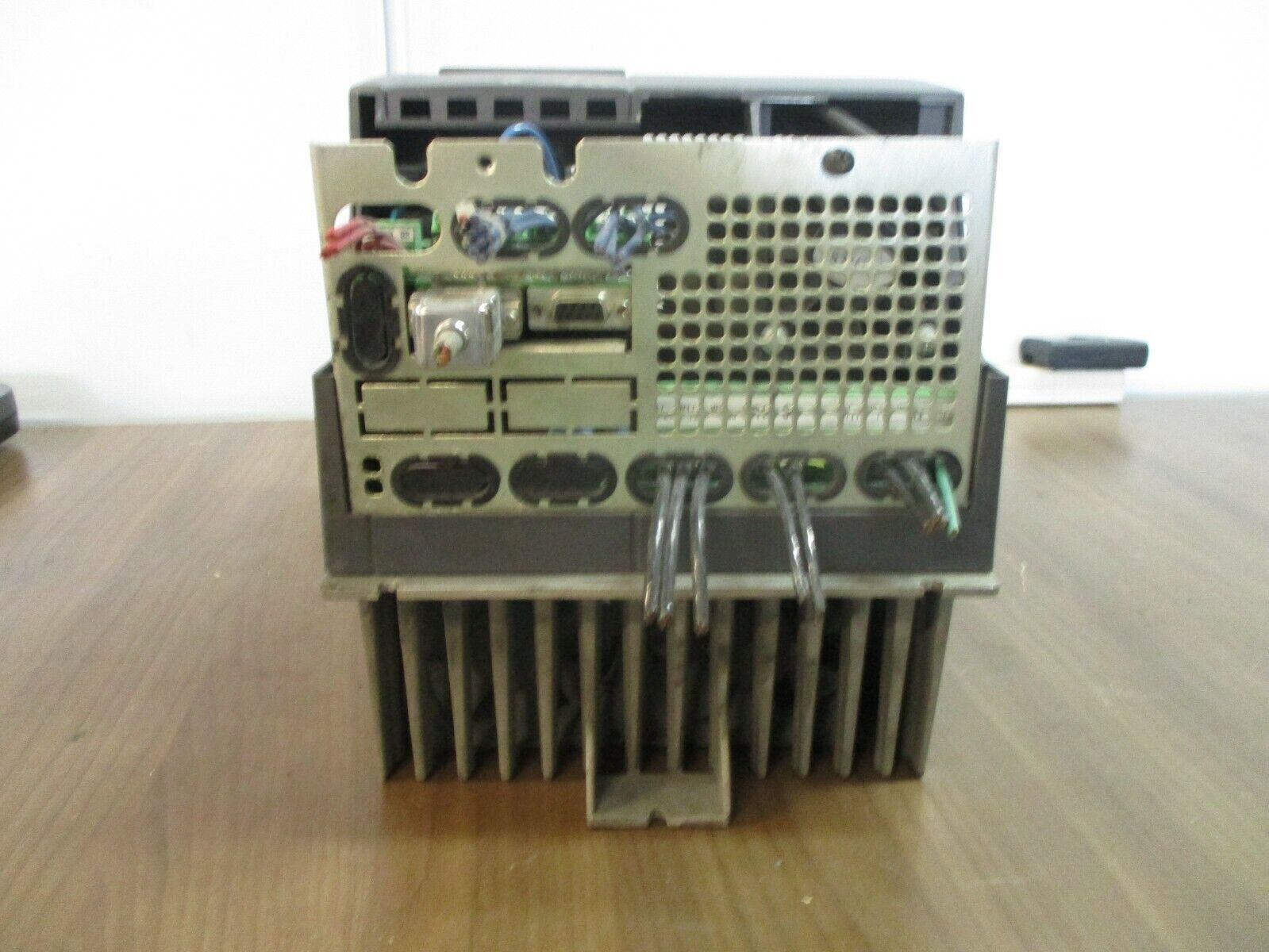 GE AC-300i AC Drive 6KAVI43015Y1B2 15HP 3Ph w/ Keypad *No Terminal Cover* Used