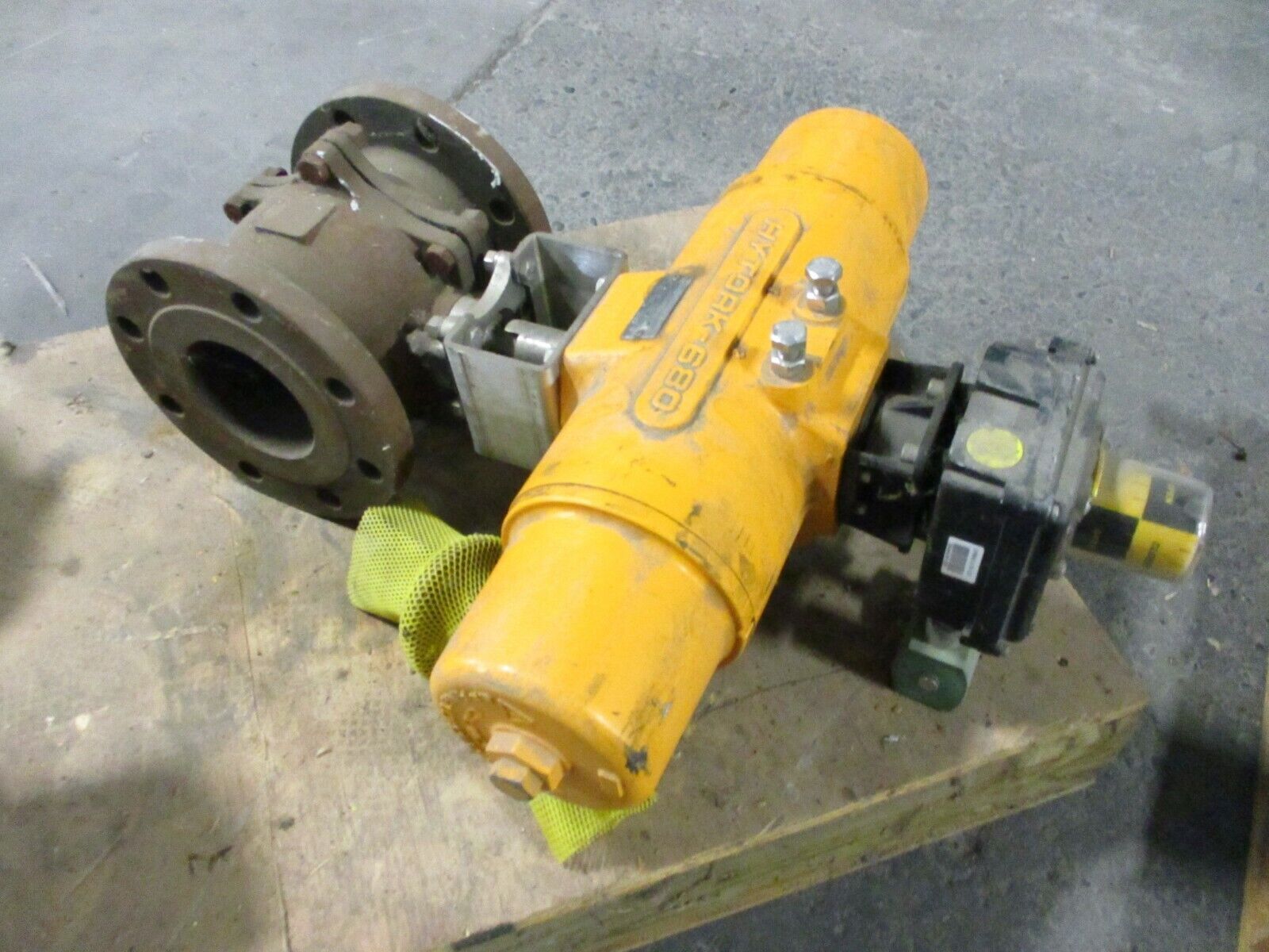 Hytork 680 Actuated Valve w/Accutrak Duel Display Monitor EIA-0680-S80-A00 Used