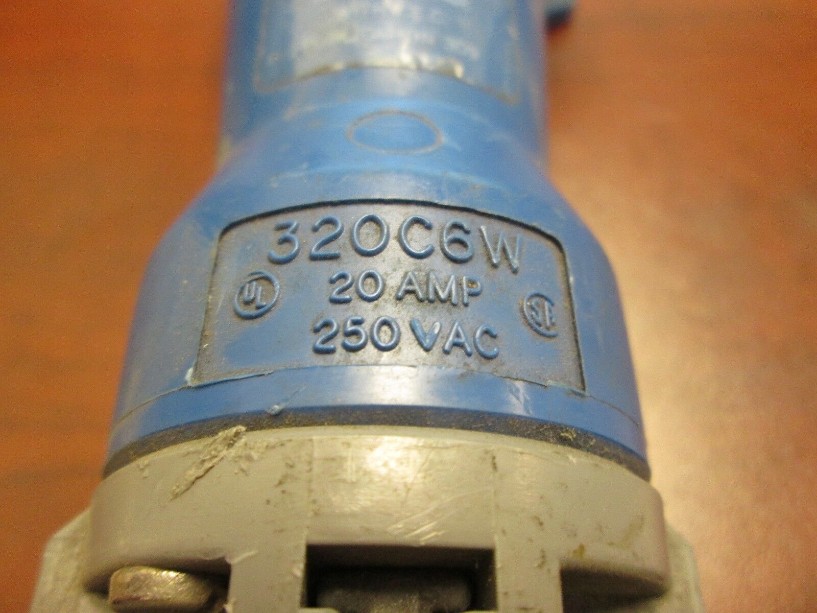 Hubbell Connector 320C6W 20A 250VAC 2P 3W *NO CAP* Used