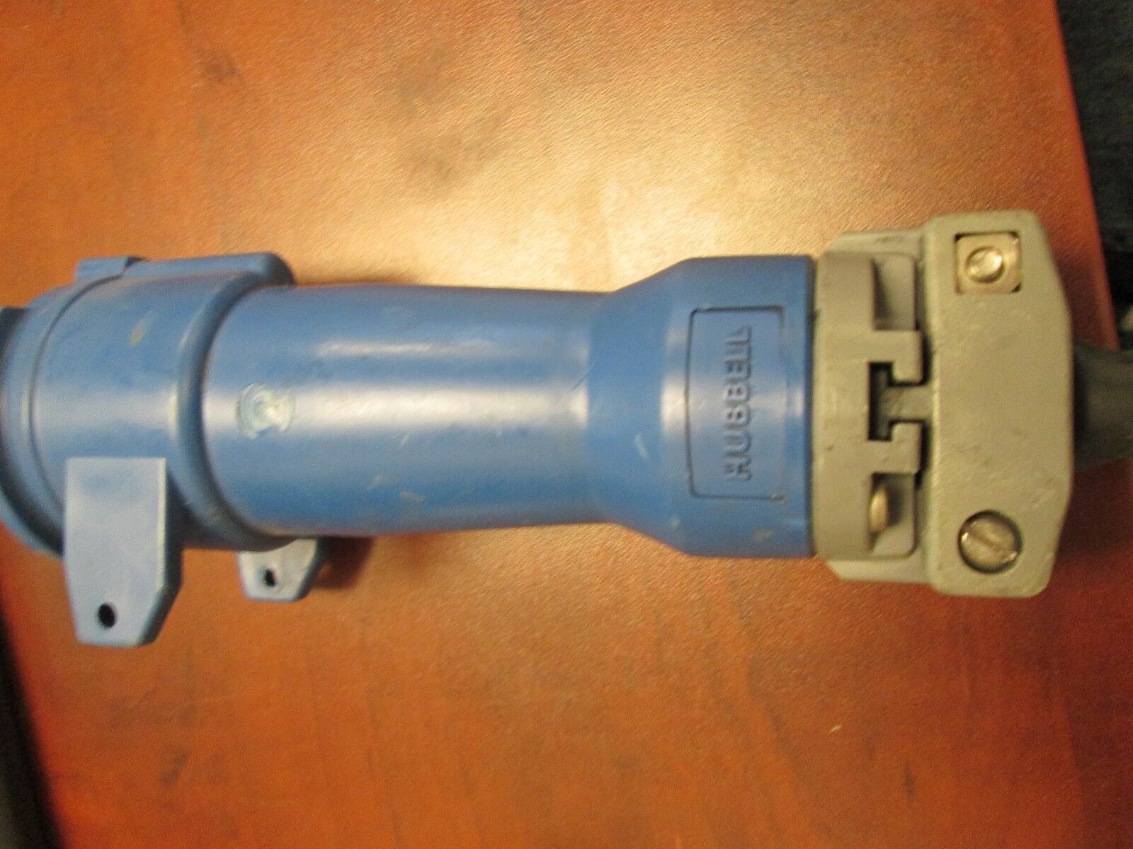Hubbell Connector 320C6W 20A 250VAC 2P 3W *NO CAP* Used