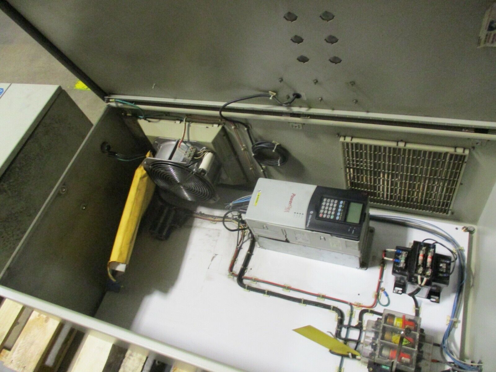 Allen-Bradley PowerFlex 700 AC Drive w/ Nema 12 Enclosure 15HP 3Ph 480V Used