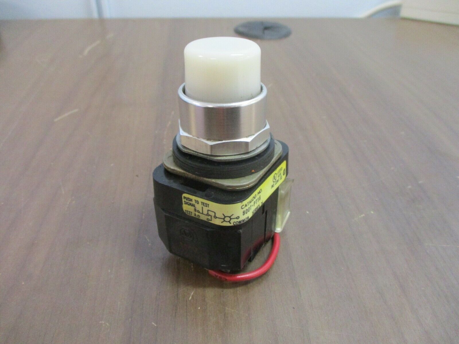 Allen-Bradley Illuminated Push Button 800T-PT16 Ser. N 120V 50/60Hz White Used