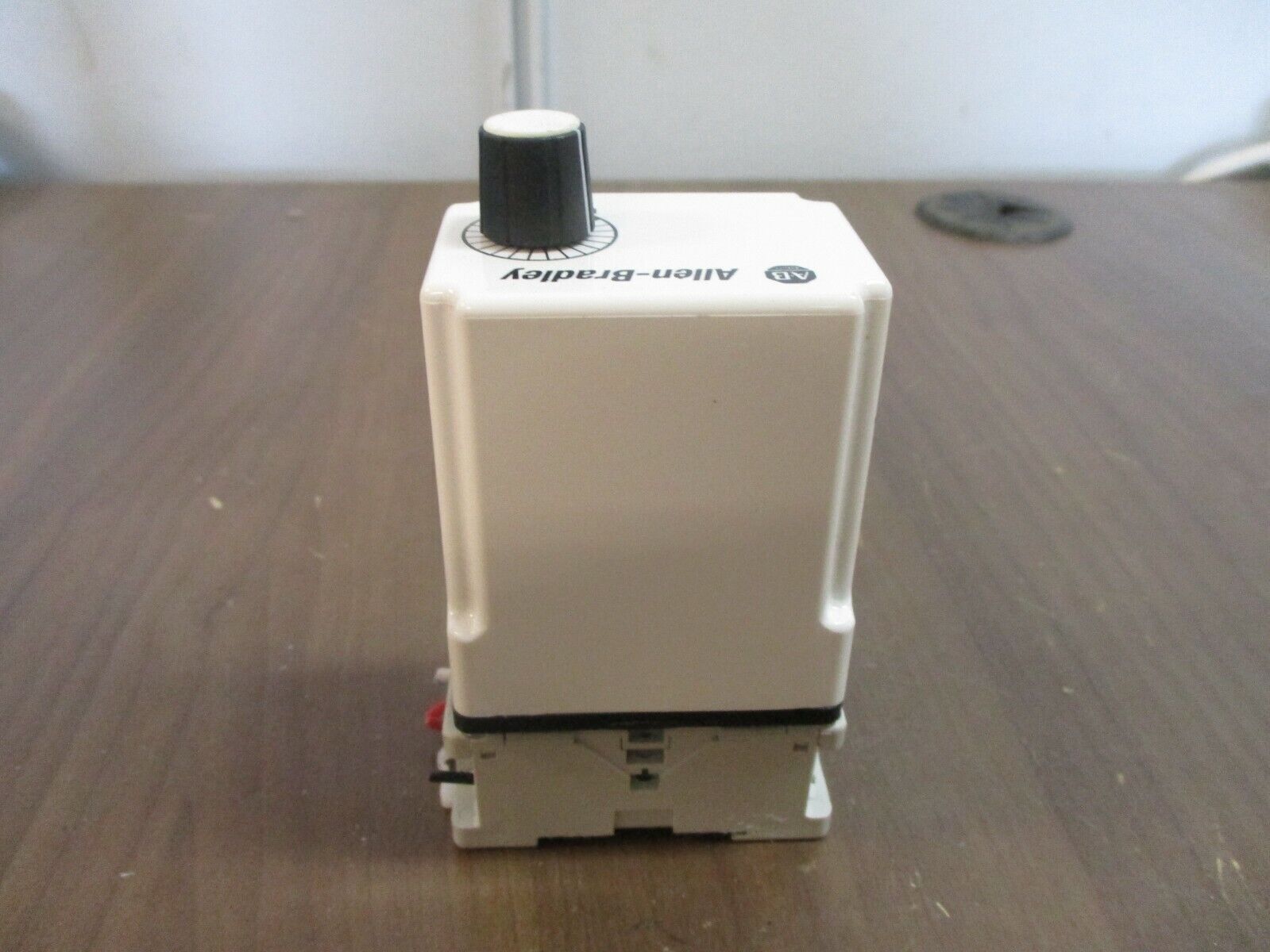 Allen-Bradley Time Delay Relay 700-HT22BU24 Ser. B Signal Off-Delay 24VDC w/Base