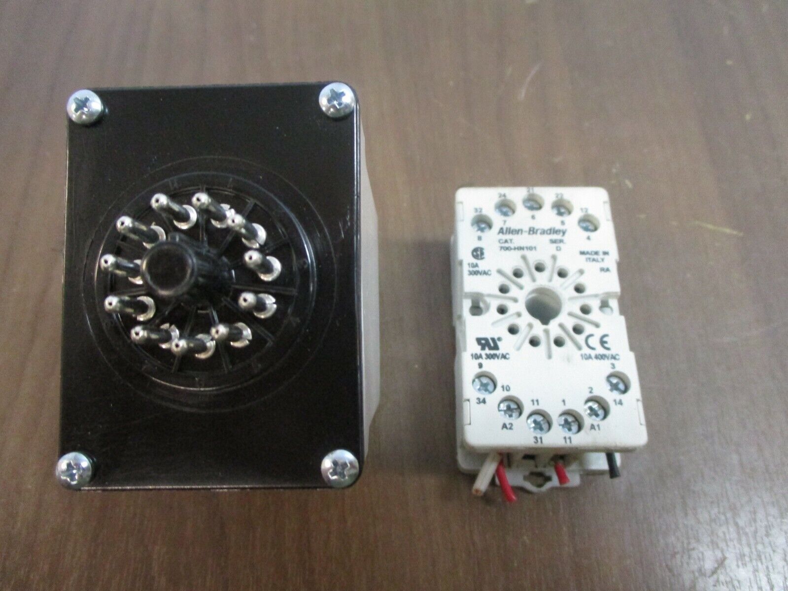Allen-Bradley Time Delay Relay 700-HT22BU24 Ser. B Signal Off-Delay 24VDC w/Base