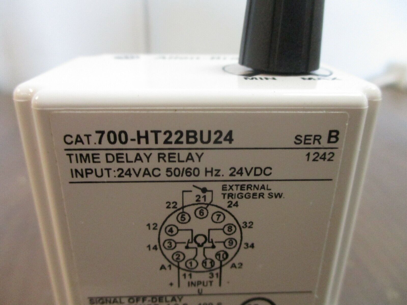 Allen-Bradley Time Delay Relay 700-HT22BU24 Ser. B Signal Off-Delay 24VDC w/Base
