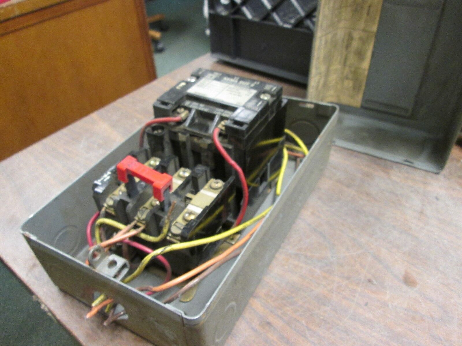 Square D Enclosed Starter 8536 SBG 2 Size 0 120V Coil 600V Used