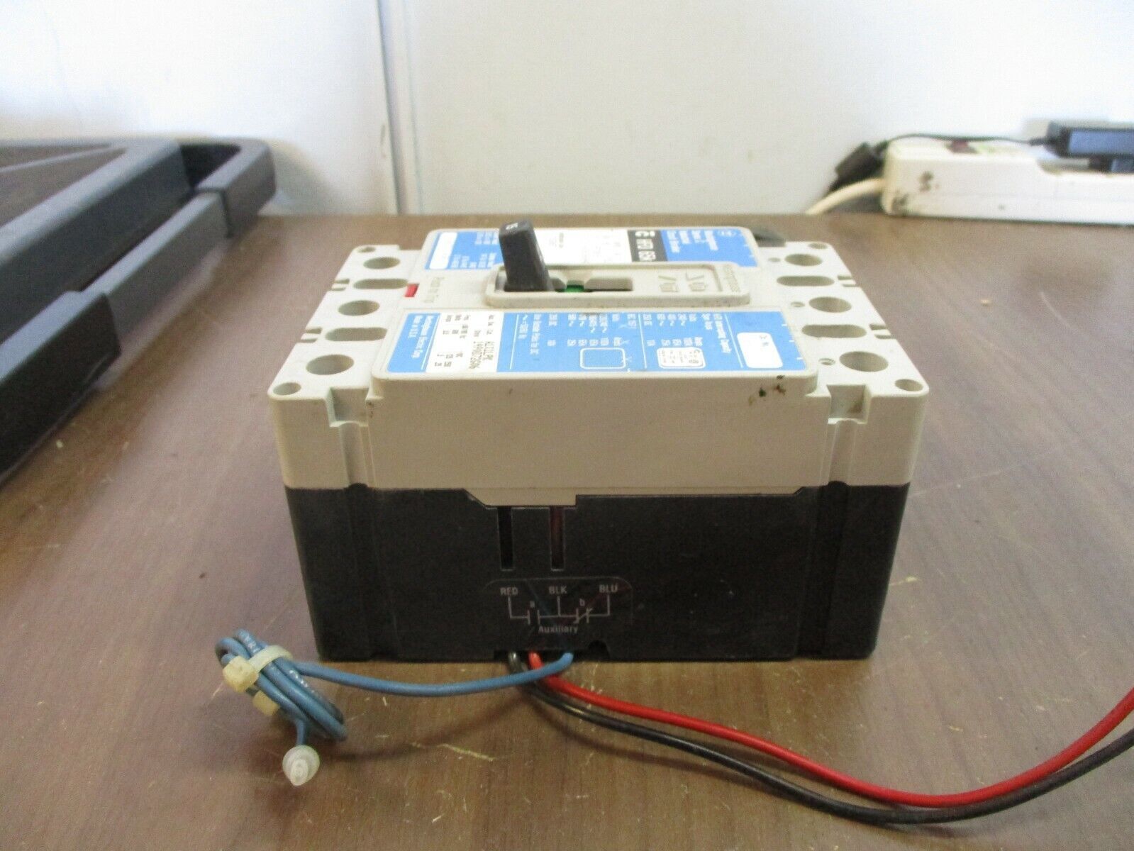 Cutler-Hammer HFD 65K Circuit Breaker w/ Aux HFD3015 15A 600V 3P Used