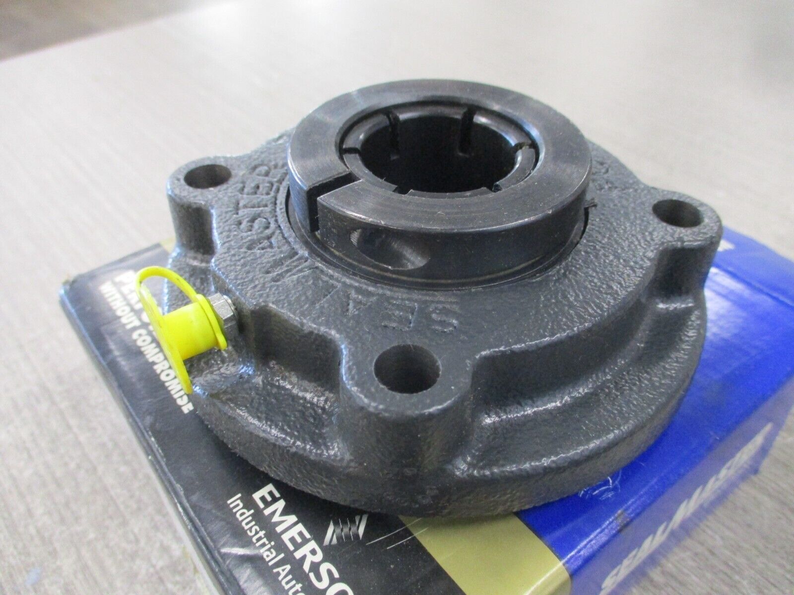 SealMaster Skwezloc Gold Line Flange Bearing SFC-18T 1 1/8" New Surplus