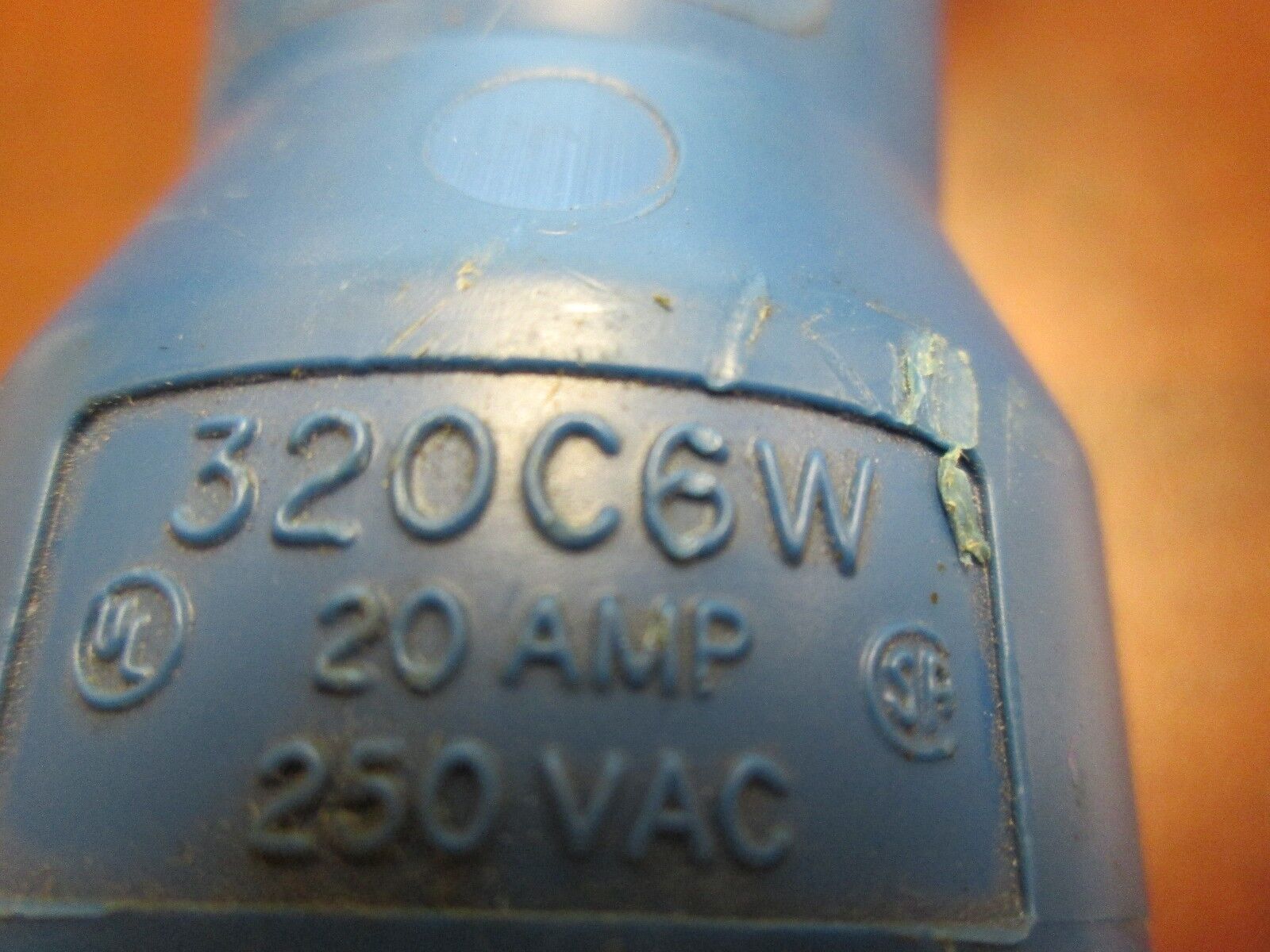 Hubbell Connector 320C6W 20A 250VAC 2P 3W NO CAP OPEN BASE Used