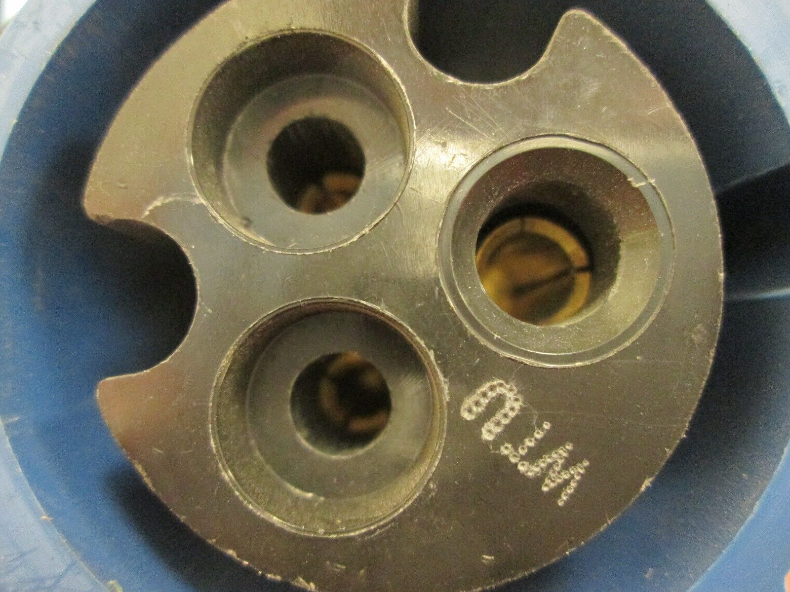 Hubbell Connector 320C6W 20A 250VAC 2P 3W NO CAP OPEN BASE Used