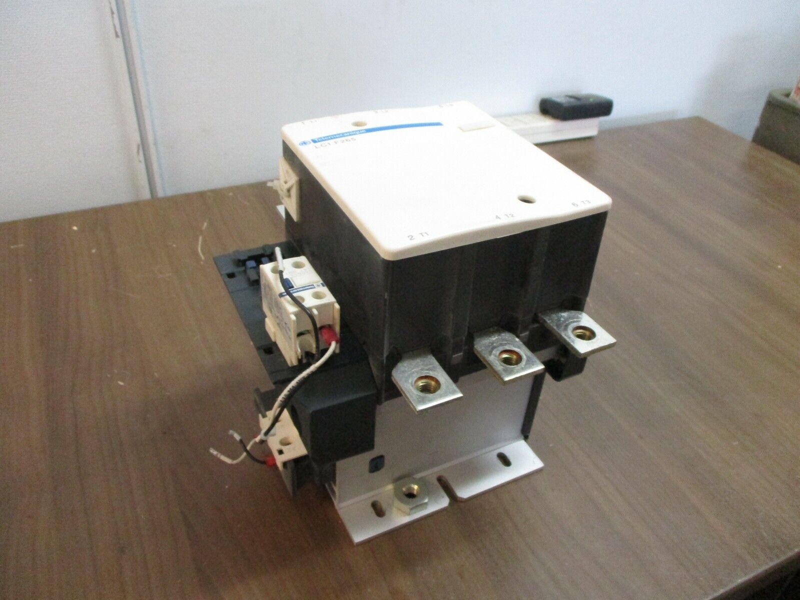 Telemecanique Contactor LC1F265S121 24VDC Coil 285A 600V Used