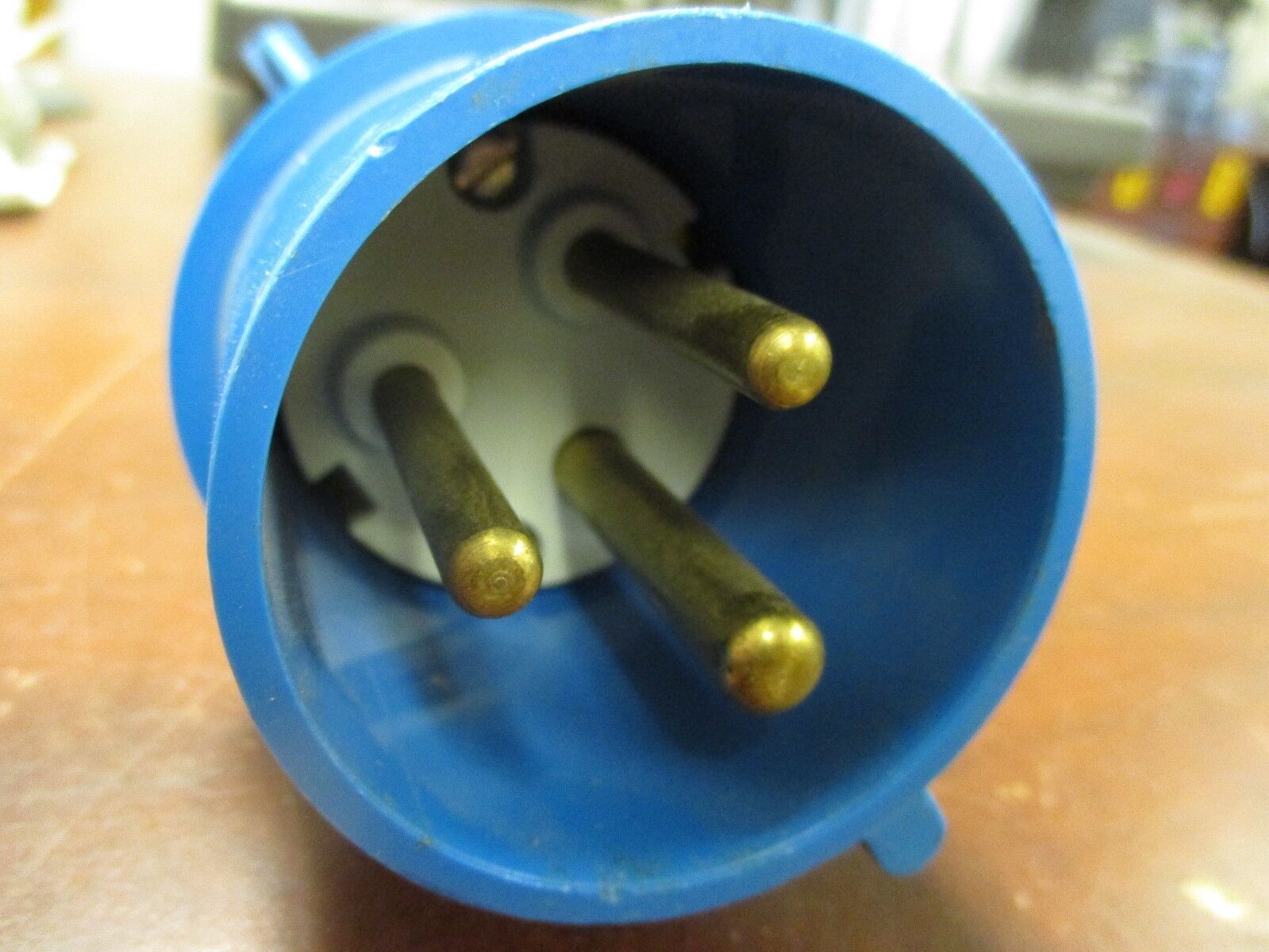 MK Plug LN 9033 32A 220-240V 2P Used