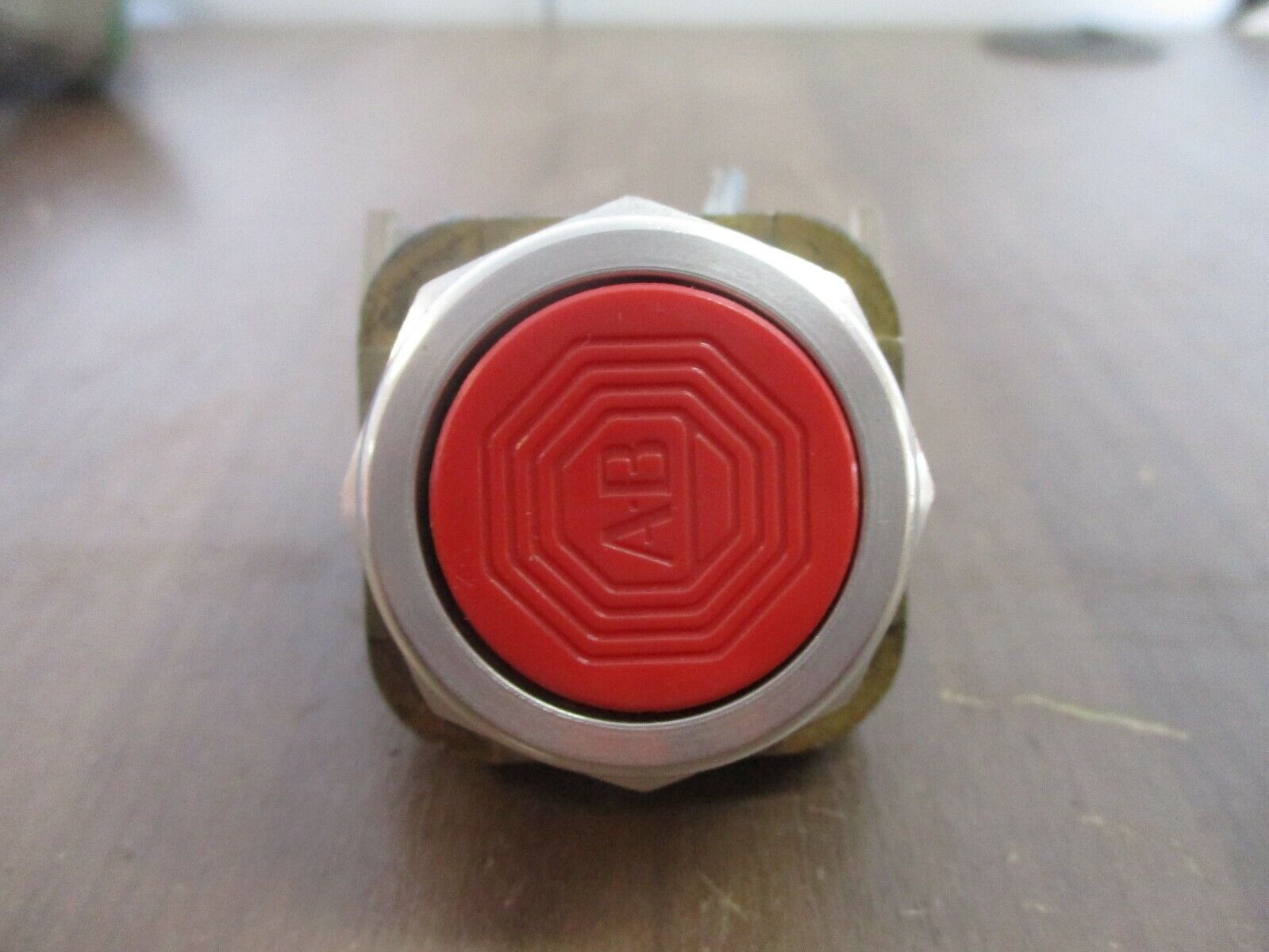 Allen-Bradley Flush Head Push Button 800T-A… Ser. T Type 4, 13 Red Used