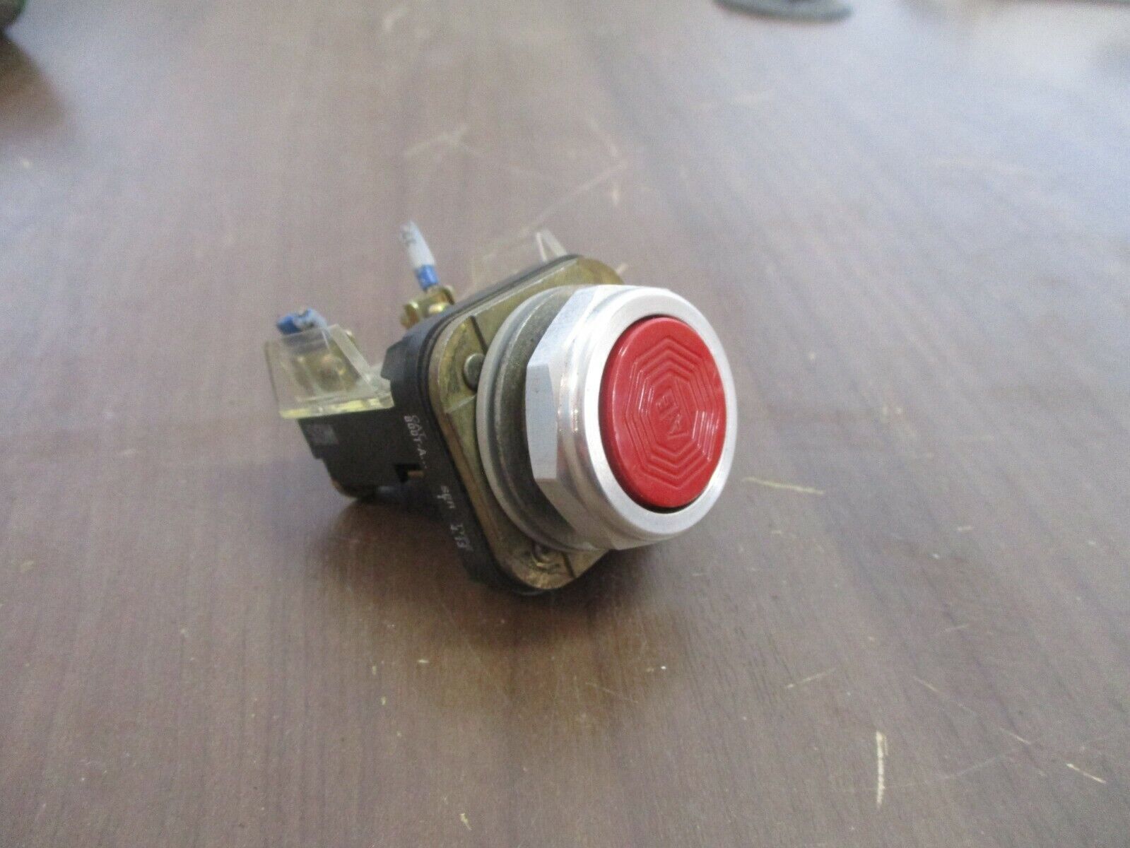 Allen-Bradley Flush Head Push Button 800T-A… Ser. T Type 4, 13 Red Used
