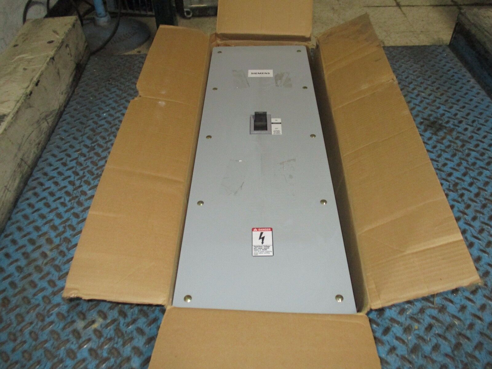 Siemens Enclosed Circuit Breaker E1FHFD63B200 200A 600V 3P Type 1 Enclosure
