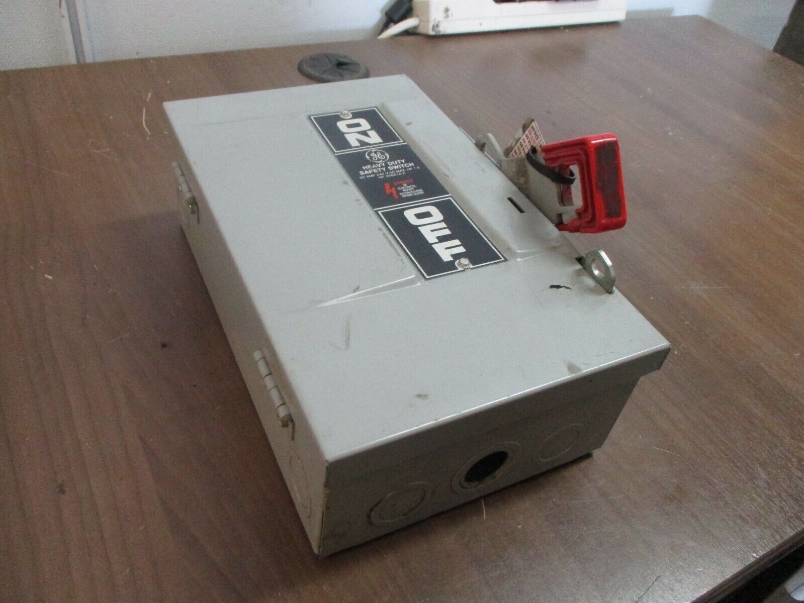 GE Fusible Safety Switch / Disconnect TH4321 30A 240V Used