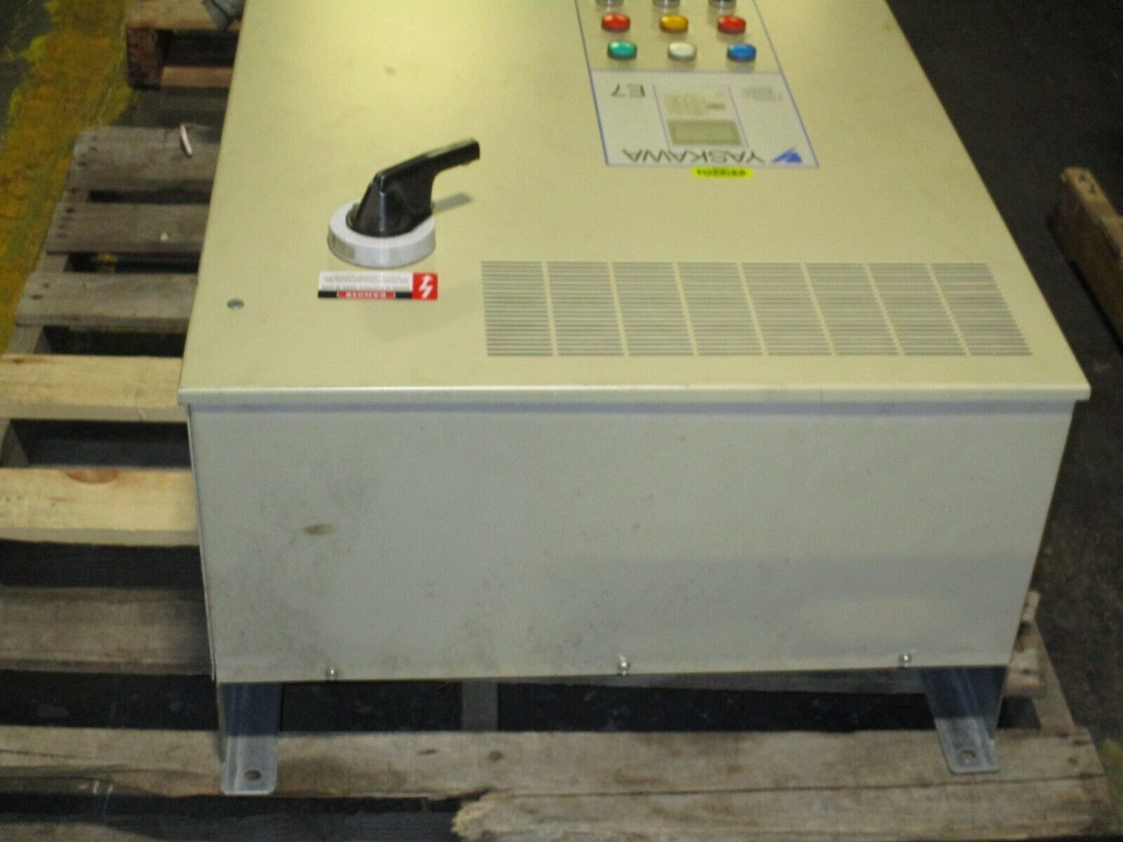 Yaskawa E7 AC Drive w/ Bypass E7BVB052 50HP 3Ph Input: 480V 50/60Hz 57.3A Used