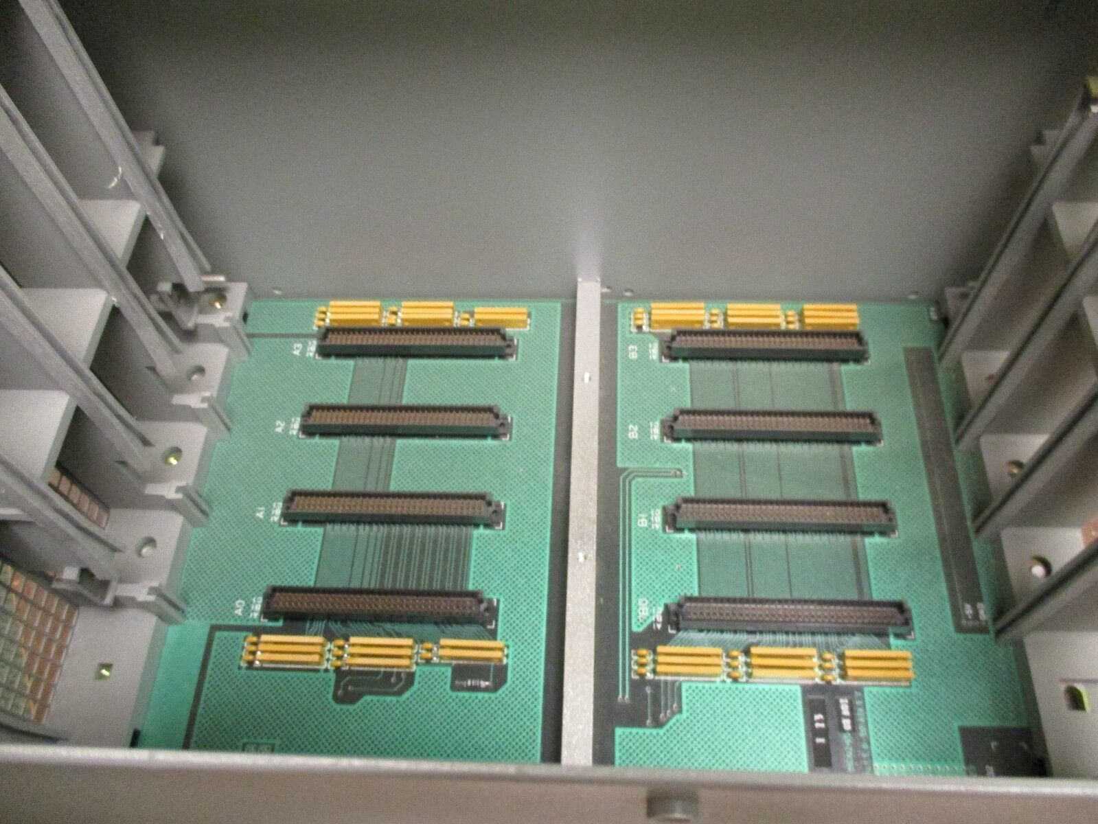 Allen-Bradley 4-Slot Chassis 5110-A4 A *Chipped Corner* Used