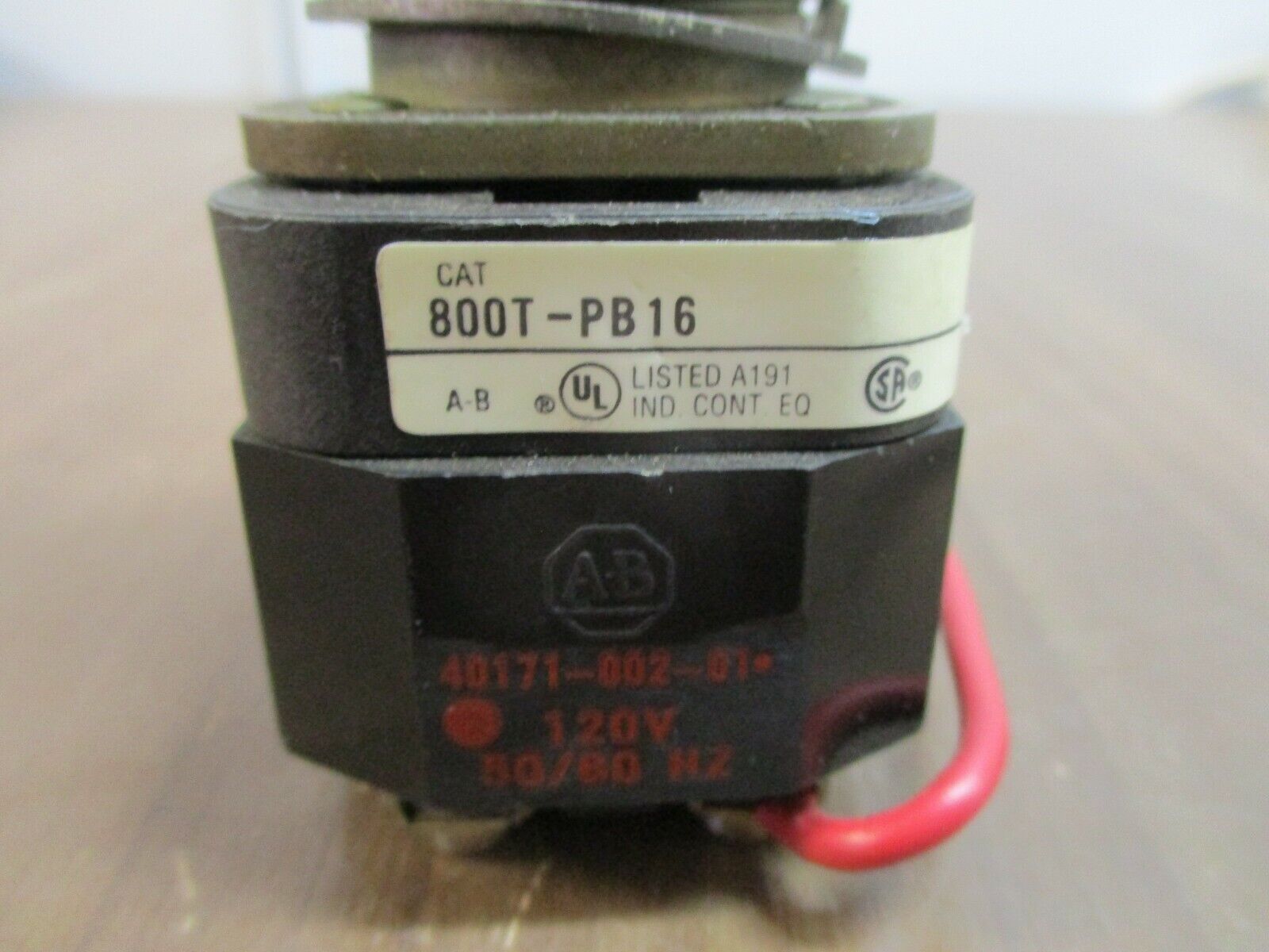 Allen-Bradley Illuminated Push Button 800T-PB16 120V 50/60Hz Amber Used