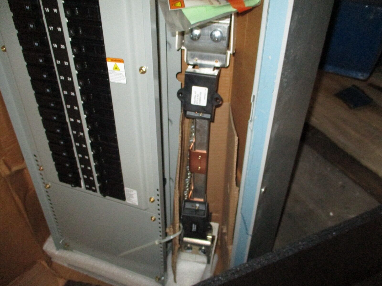 Eaton Main Lug Panelboard Interior w/ Box & Cover EZB2060R / EZV2060F 225A 3W