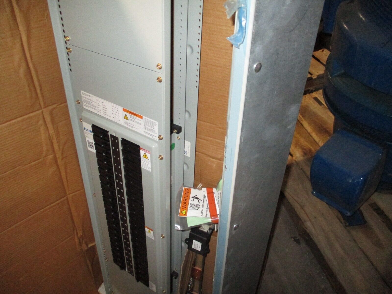 Eaton Main Lug Panelboard Interior w/ Box & Cover EZB2060R / EZV2060F 225A 3W