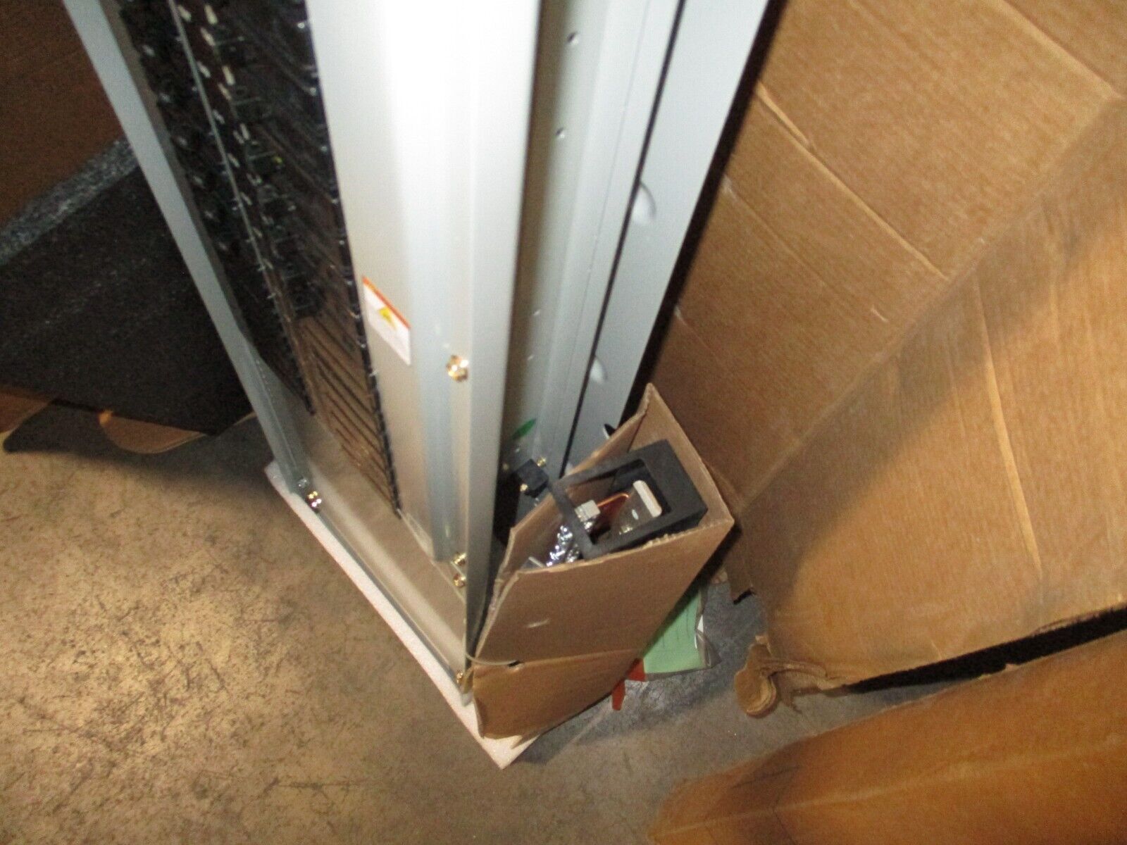 Eaton Main Lug Panelboard Interior w/ Box & Cover EZB2060R / EZV2060F 225A 3W