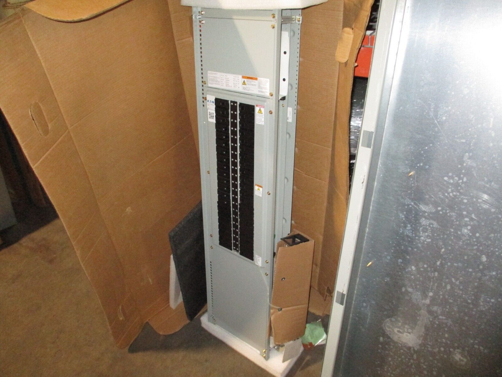 Eaton Main Lug Panelboard Interior w/ Box & Cover EZB2060R / EZV2060F 225A 3W