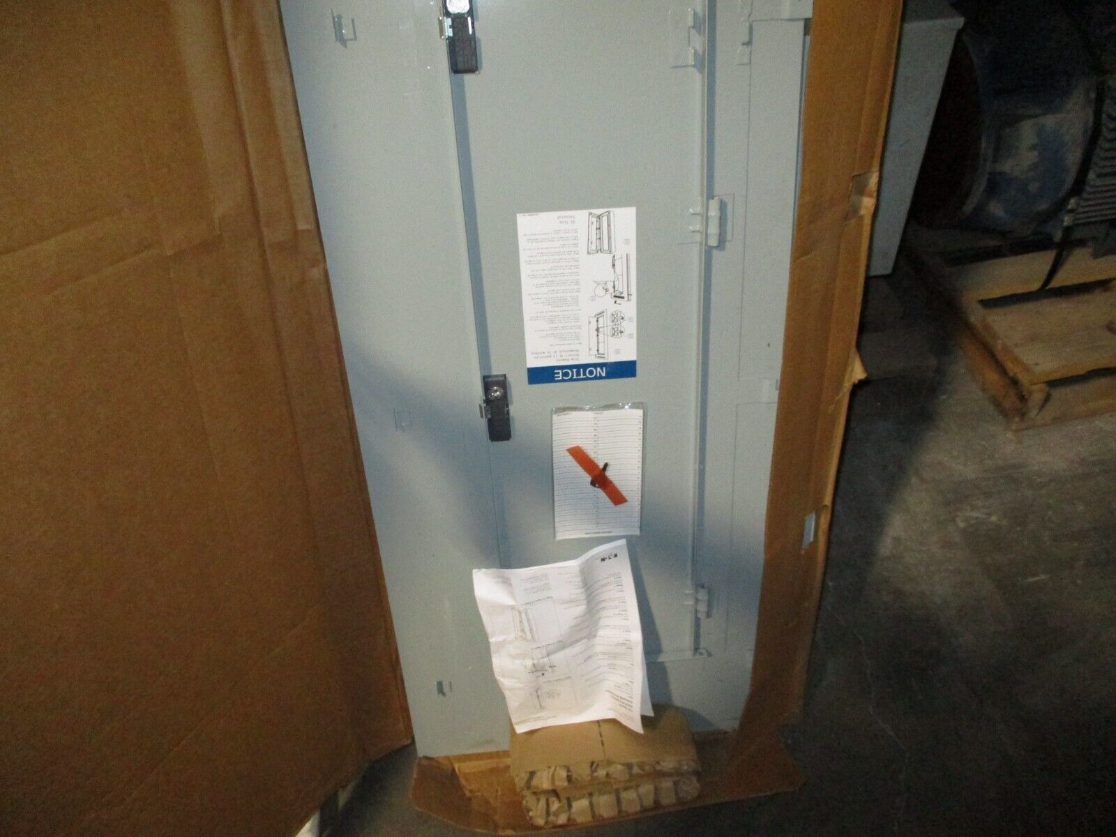 Eaton Main Lug Panelboard Interior w/ Box & Cover EZB2060R / EZV2060F 225A 3W