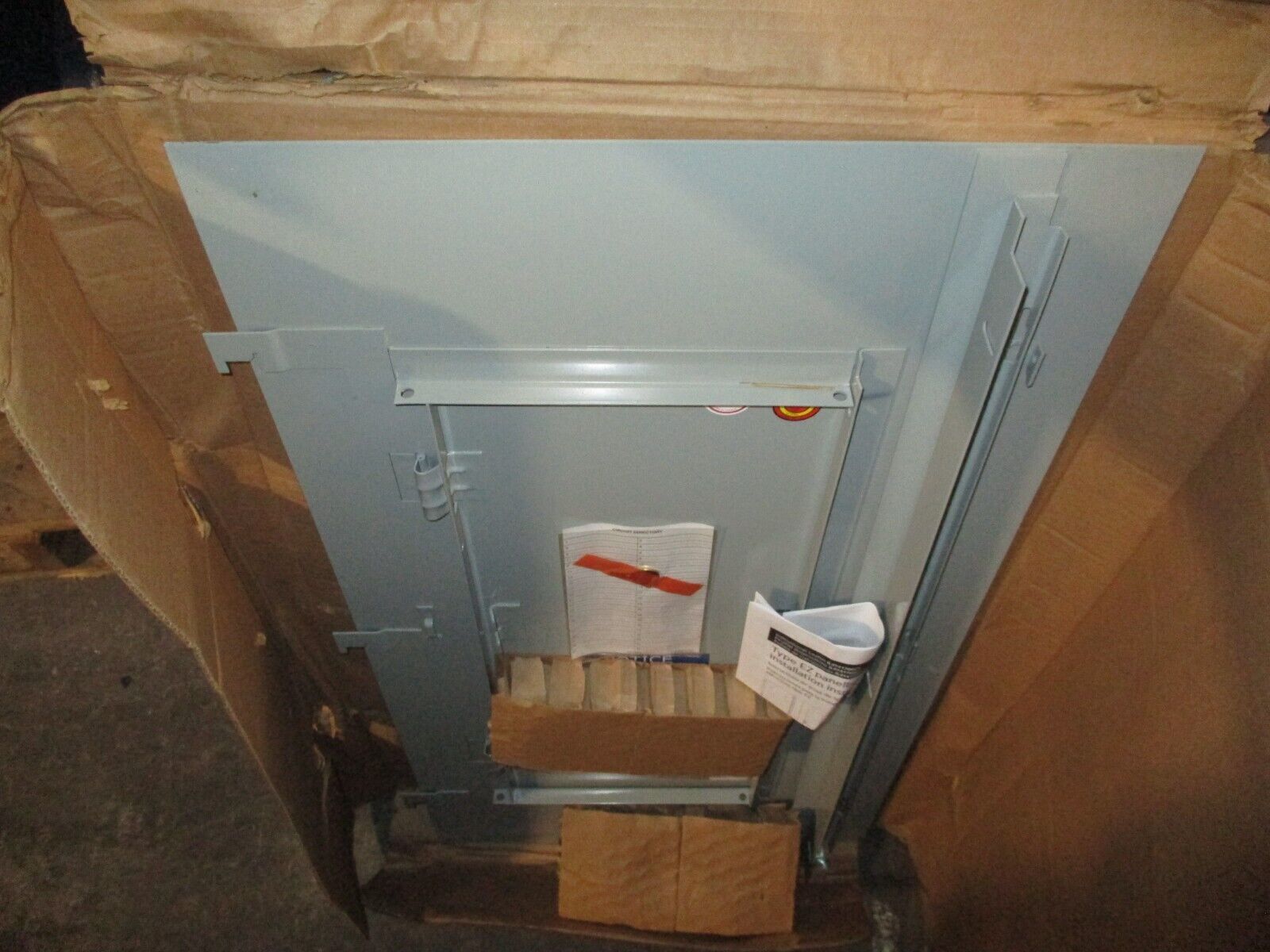 Eaton Main Lug Panelboard Interior w/ Box & Cover P21A100LT18AH01 / EZB2036R