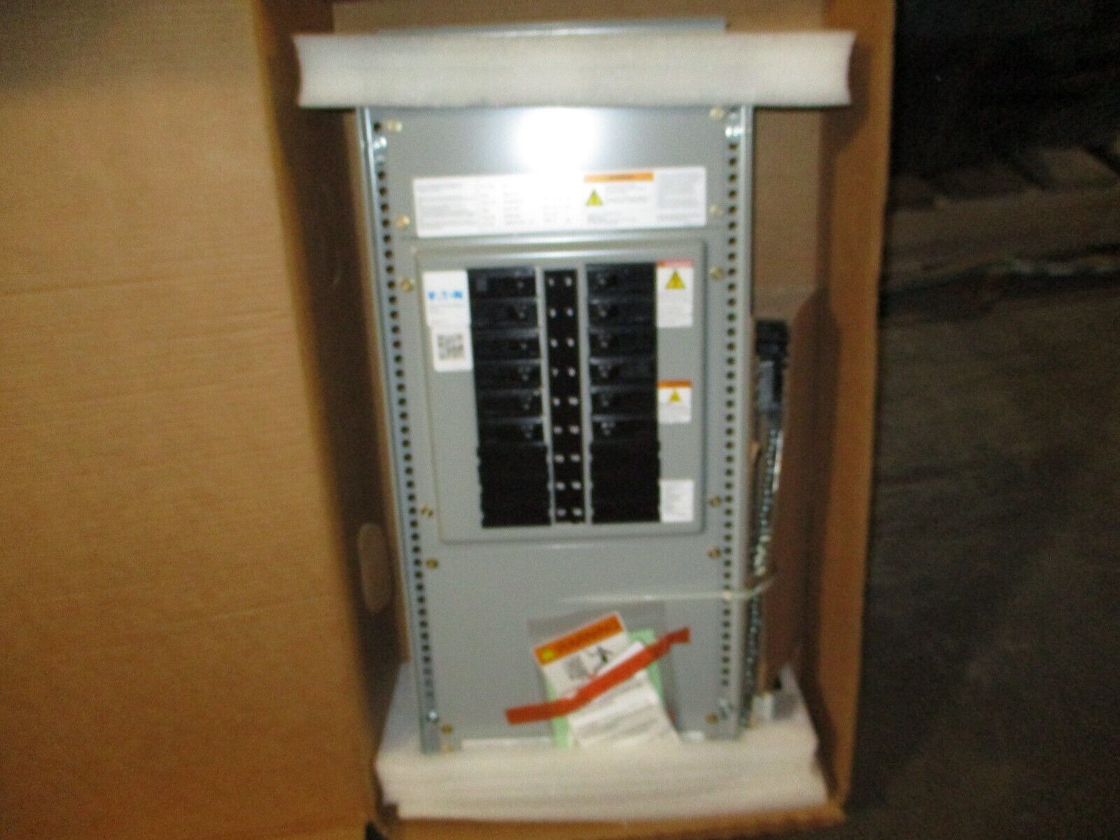 Eaton Main Lug Panelboard Interior w/ Box & Cover P21A100LT18AH01 / EZB2036R